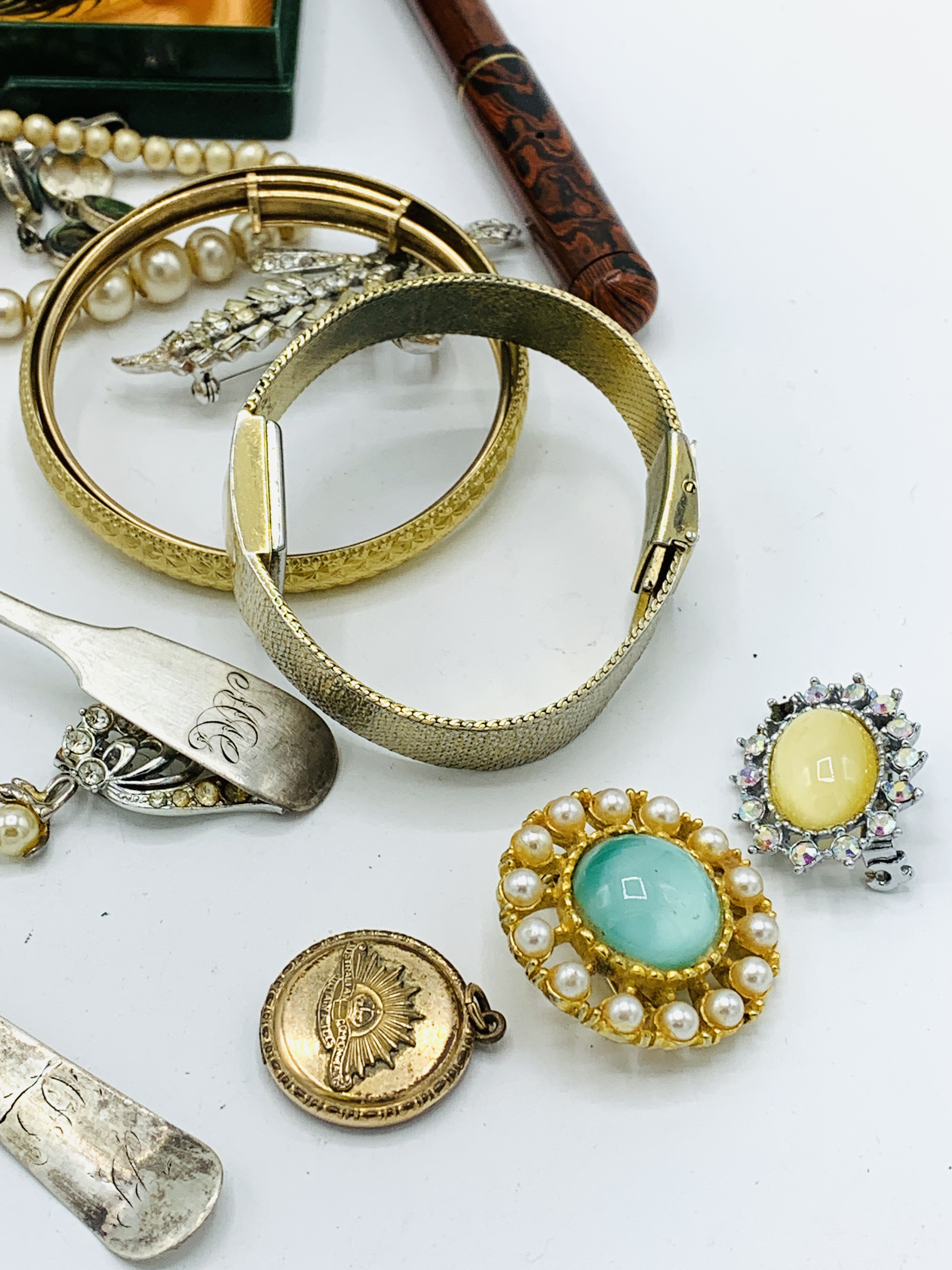 Two silver teaspoons, costume jewellery and fountain pen - Image 3 of 4