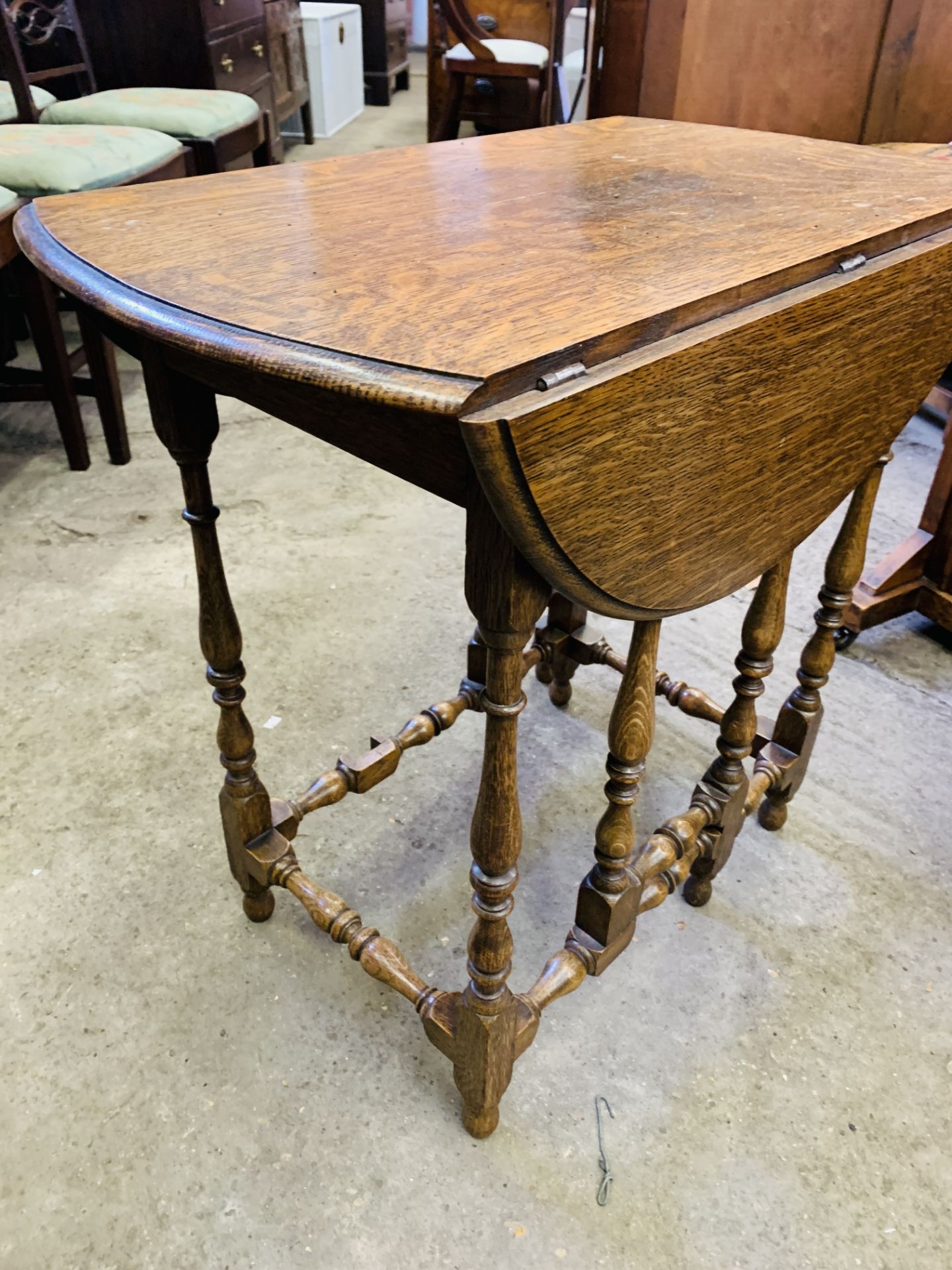 Oak drop side table - Image 4 of 4