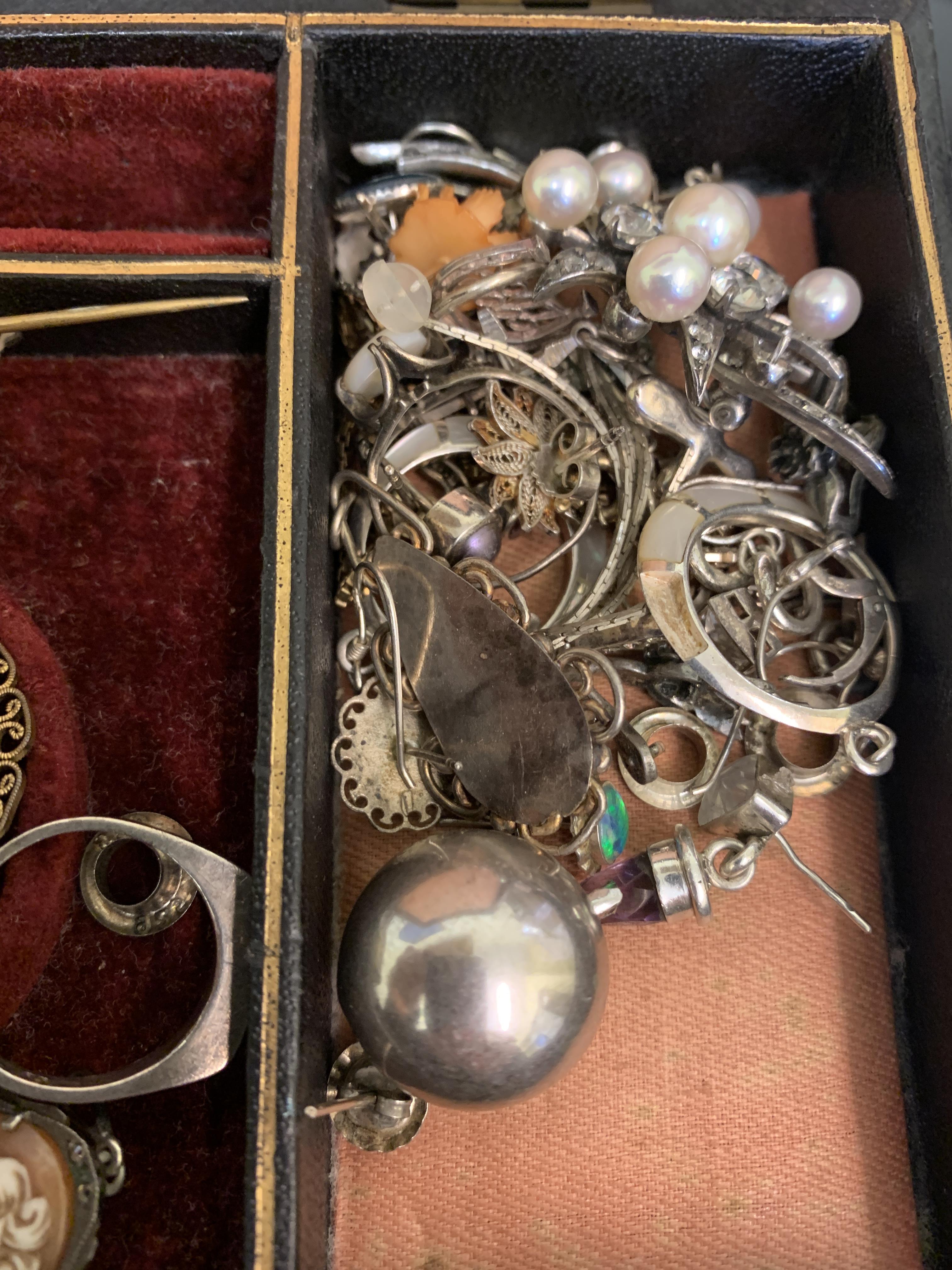 A jewellery box containing mainly silver jewellery - Image 6 of 8