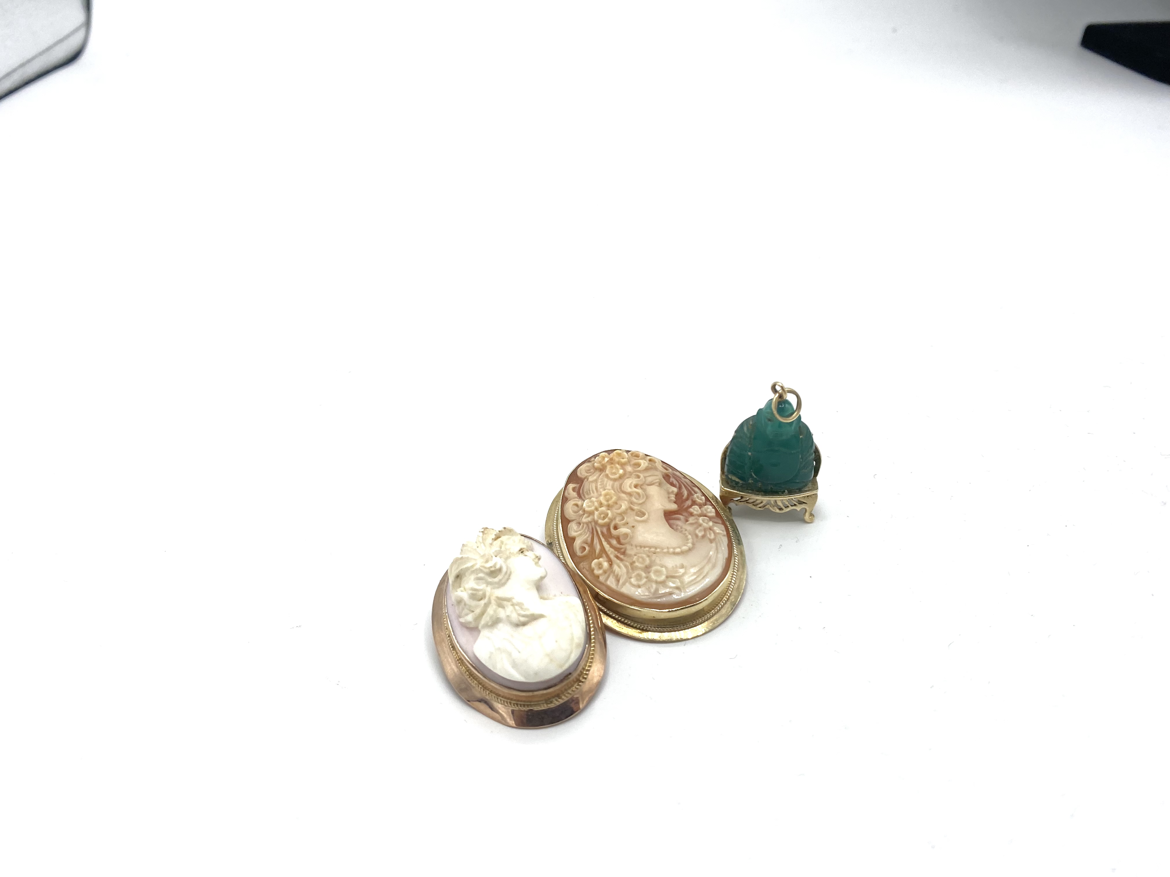 Two 9ct gold brooches and a 9ct gold and jade pendant - Image 2 of 6