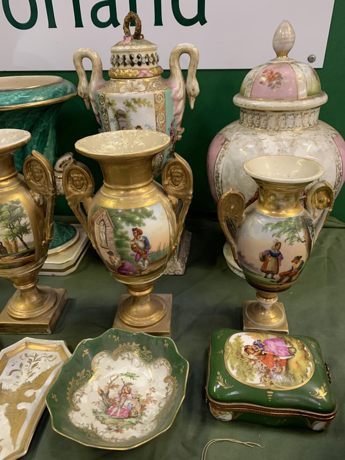 A collection of continental porcelain - Bild 3 aus 7