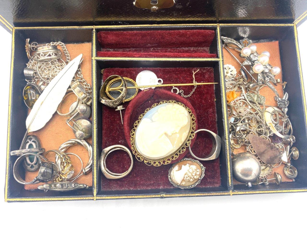 A jewellery box containing mainly silver jewellery - Image 8 of 8
