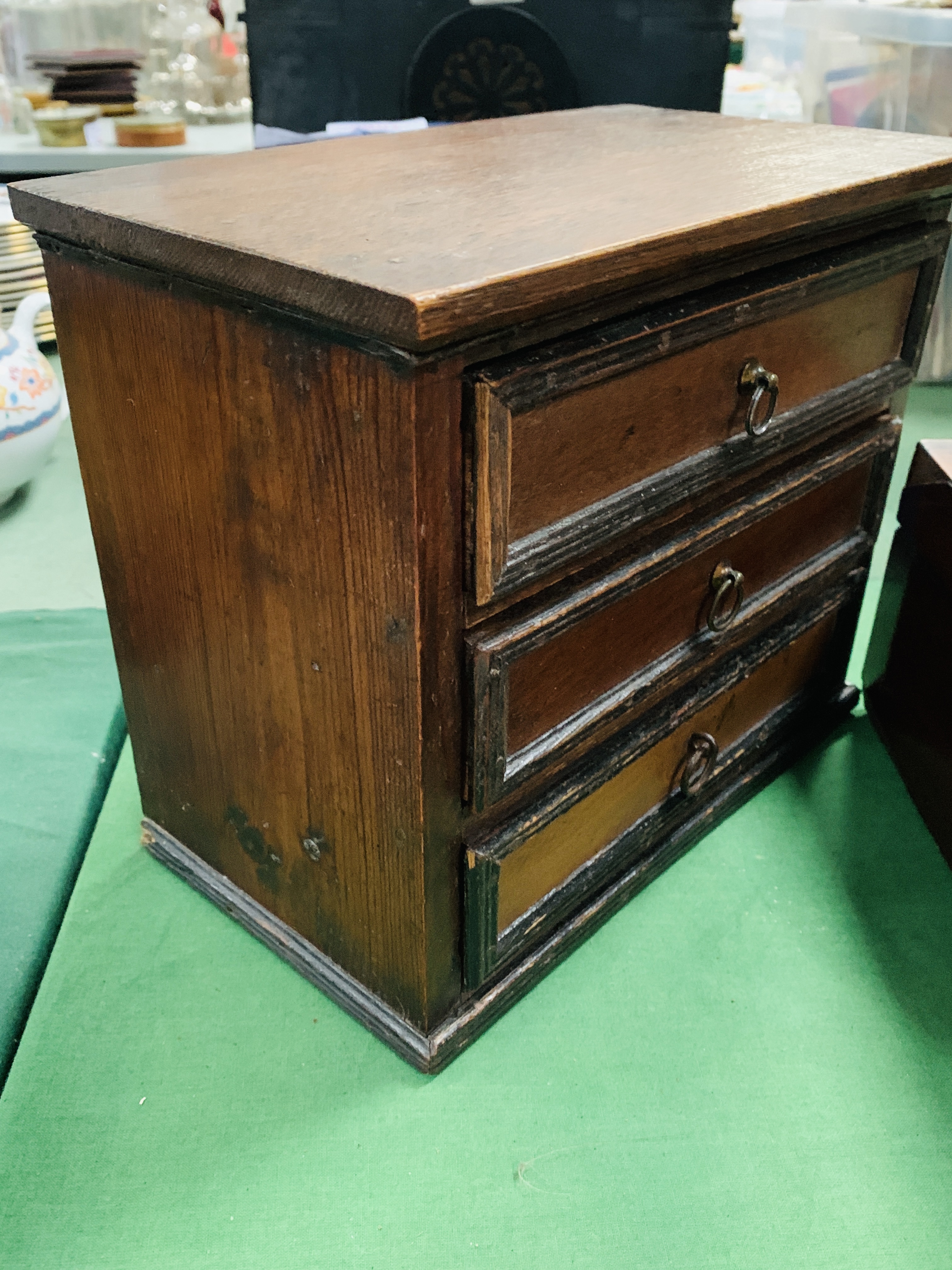 A mahogany table top chest of three drawers - Image 3 of 5