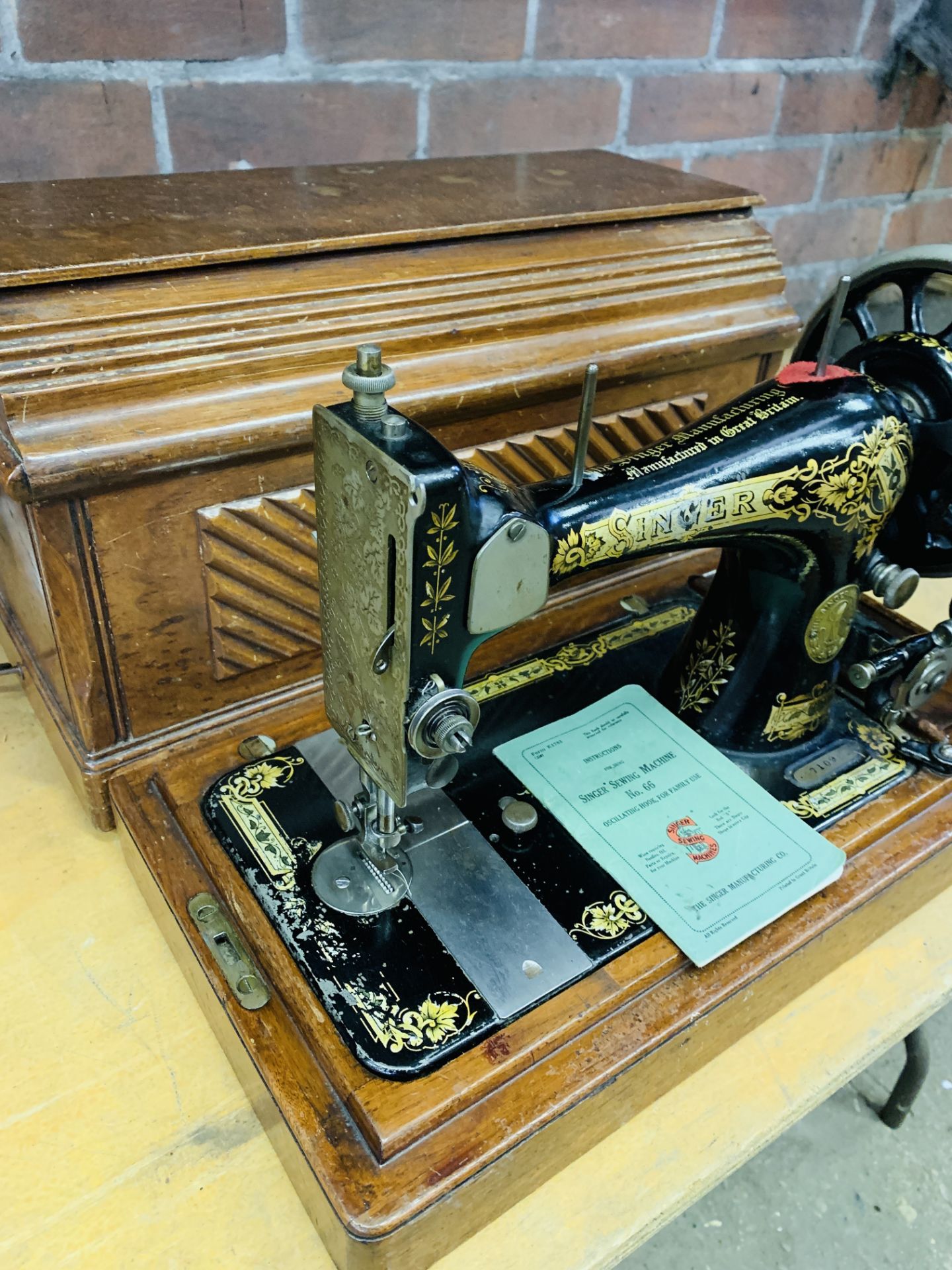 Singer sewing machine - Image 3 of 4