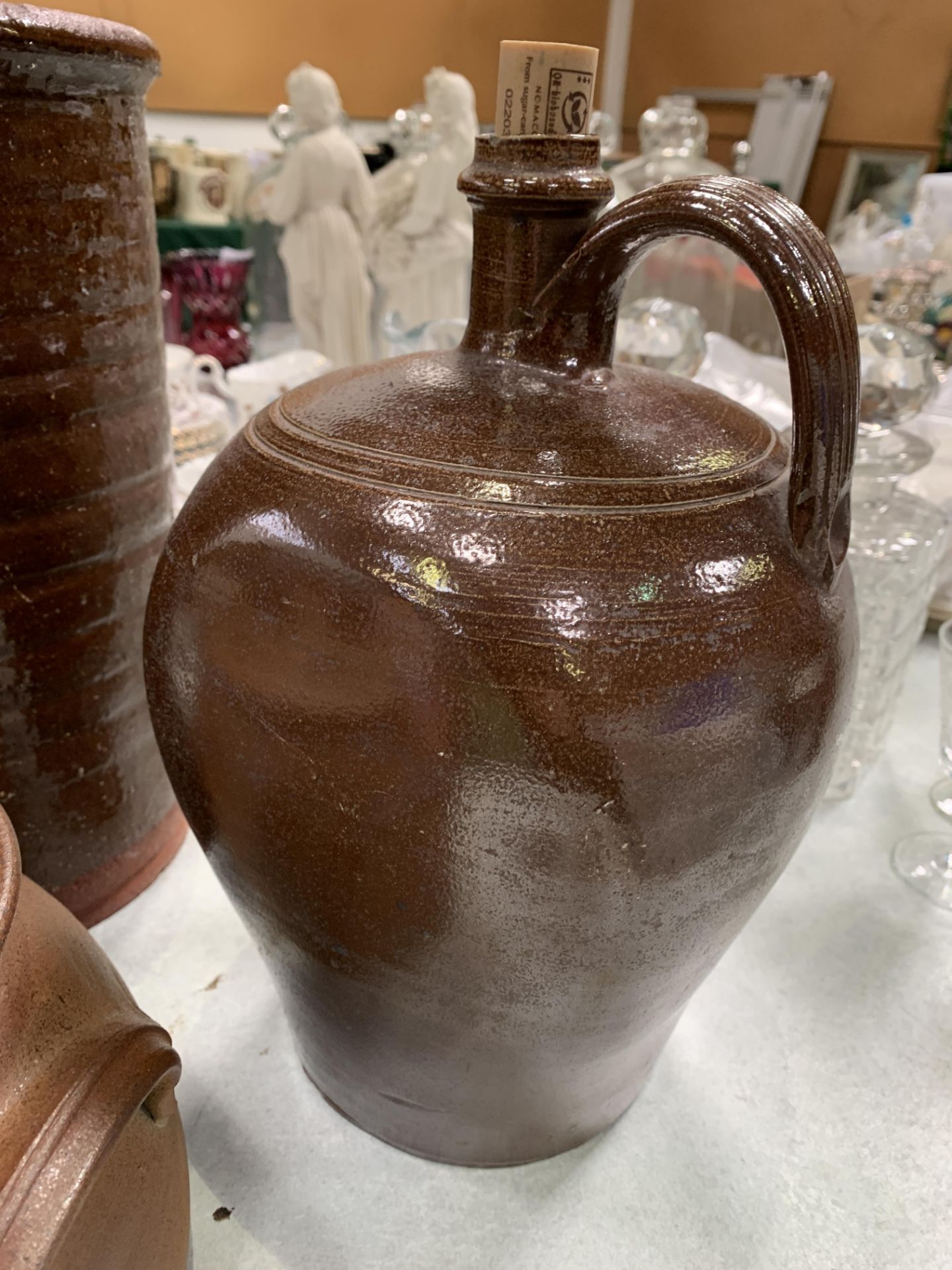 A stoneware flagon, jar and a pottery vase - Bild 2 aus 4