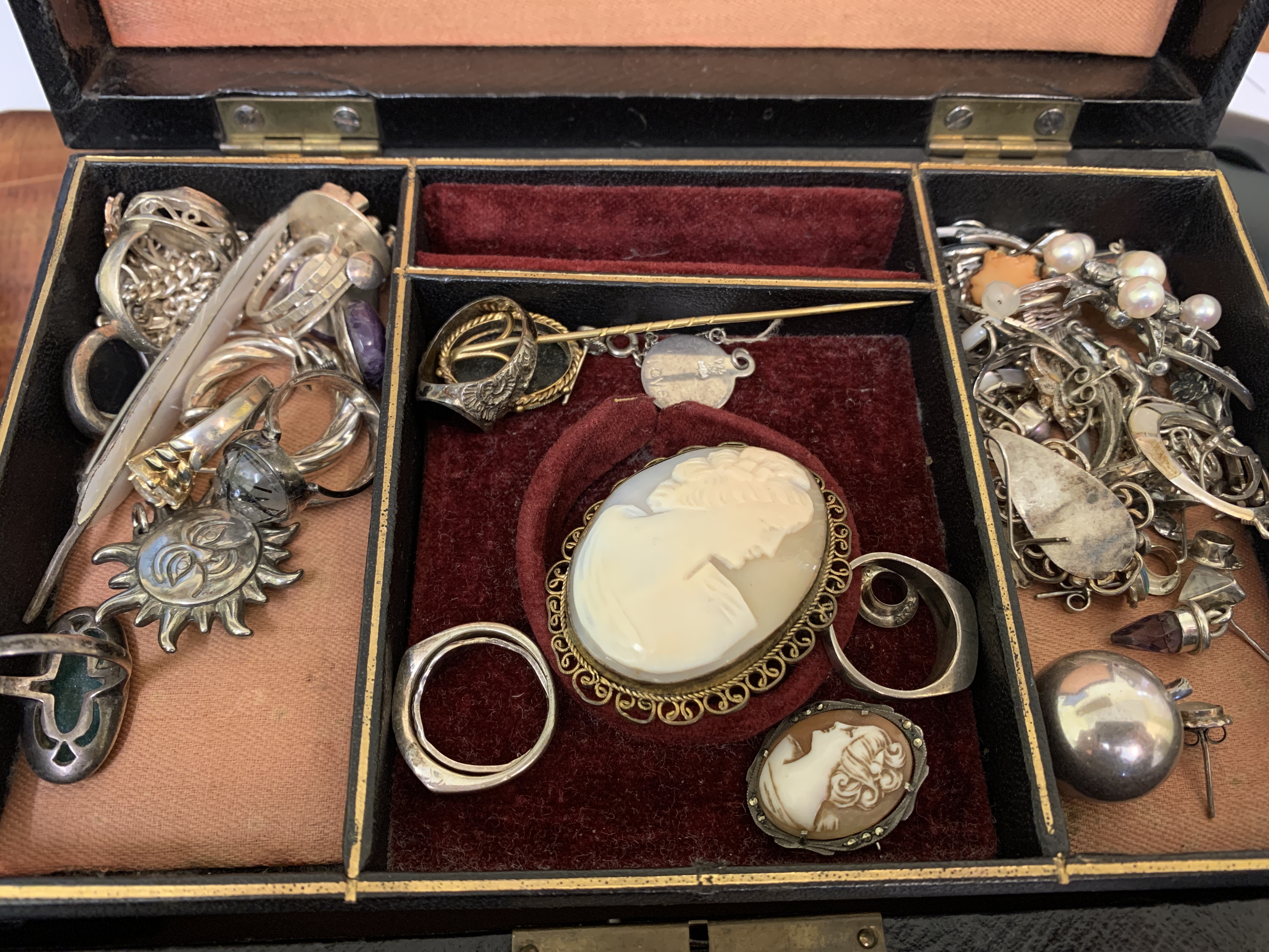 A jewellery box containing mainly silver jewellery - Image 2 of 8