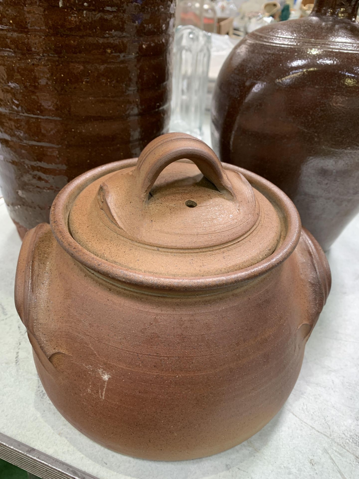 A stoneware flagon, jar and a pottery vase - Bild 4 aus 4