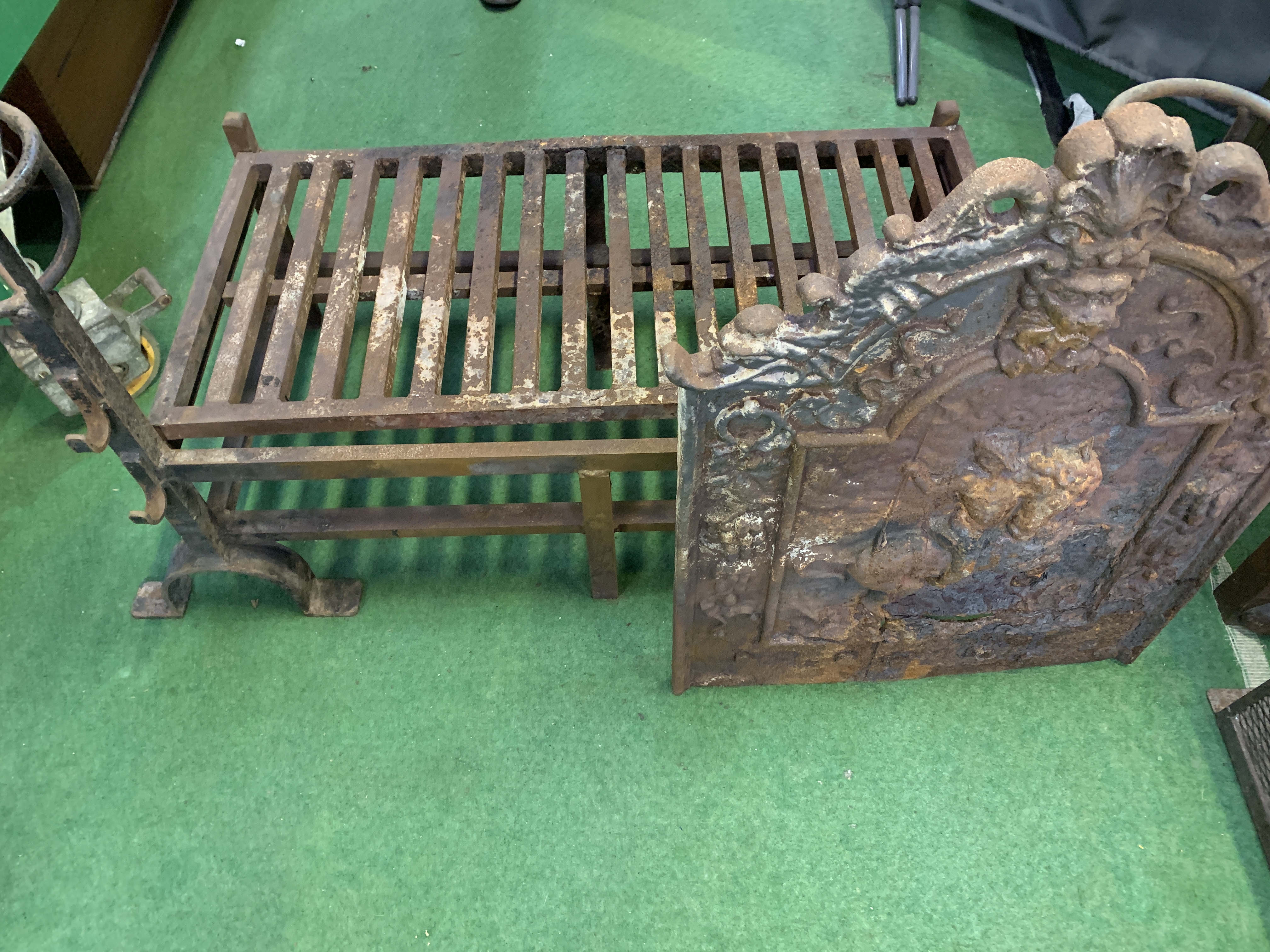 Iron fire grate on dogs, together with a cast iron fire back