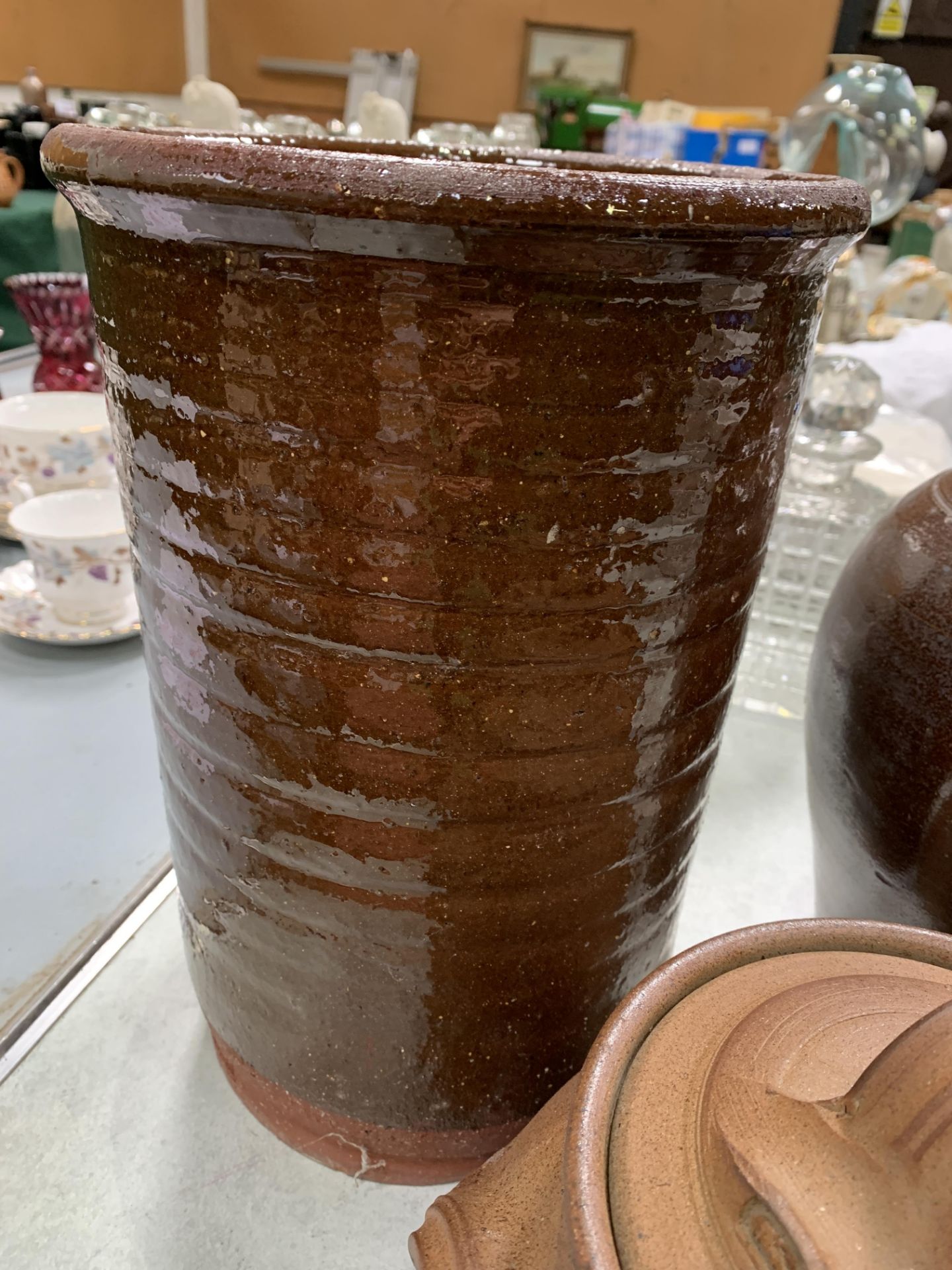 A stoneware flagon, jar and a pottery vase - Bild 3 aus 4