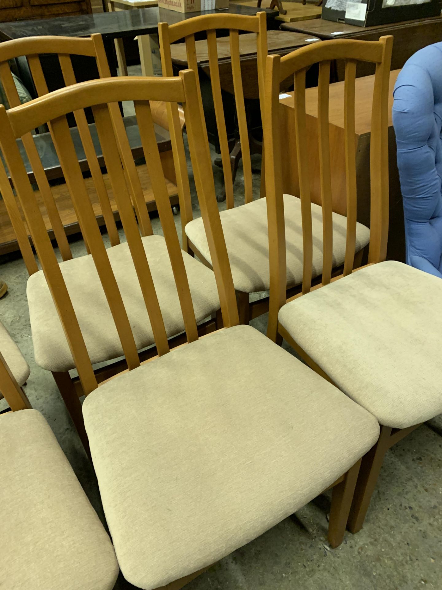 Six teak frame rail back dining chairs - Bild 3 aus 3