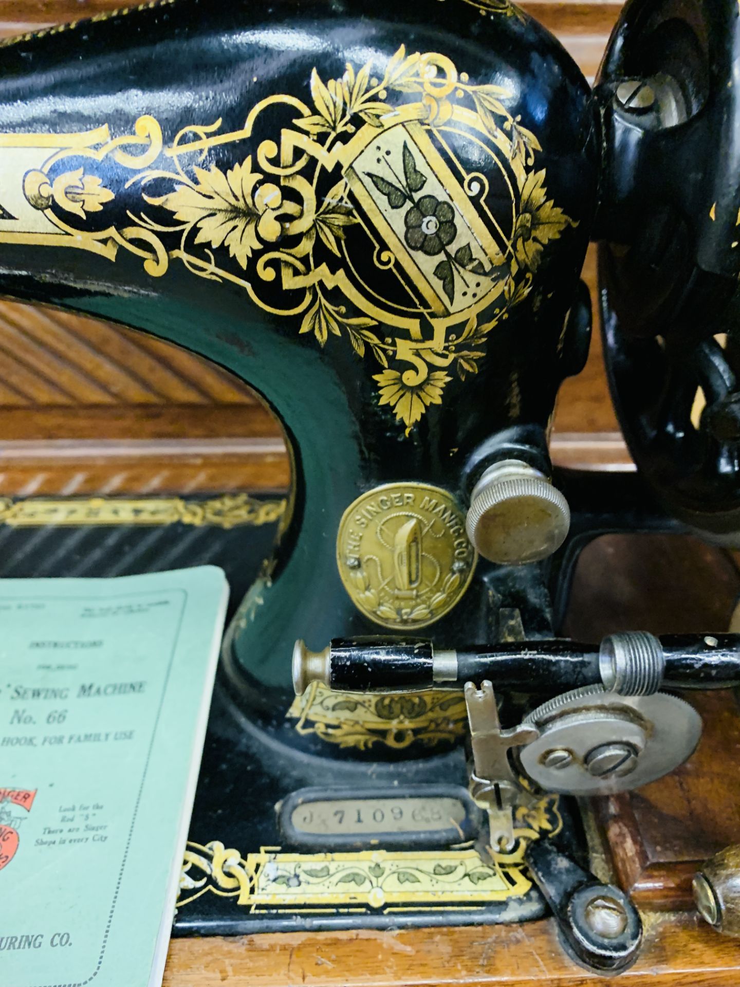 Singer sewing machine - Image 4 of 4