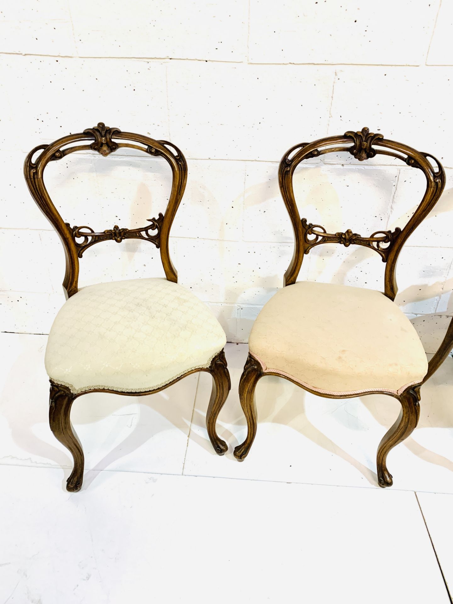 Two pairs of Victorian mahogany framed balloon back dining chairs. - Bild 5 aus 5