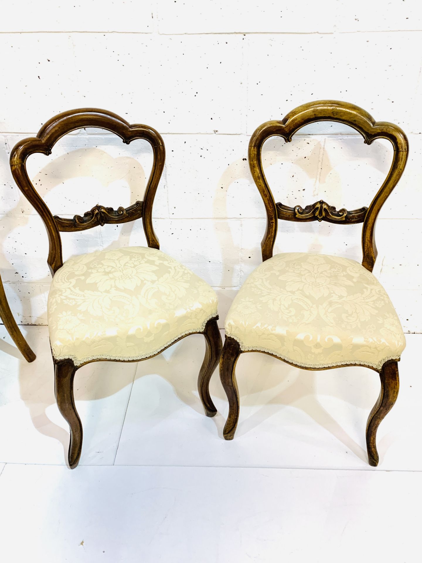 Two pairs of Victorian mahogany framed balloon back dining chairs. - Bild 3 aus 5