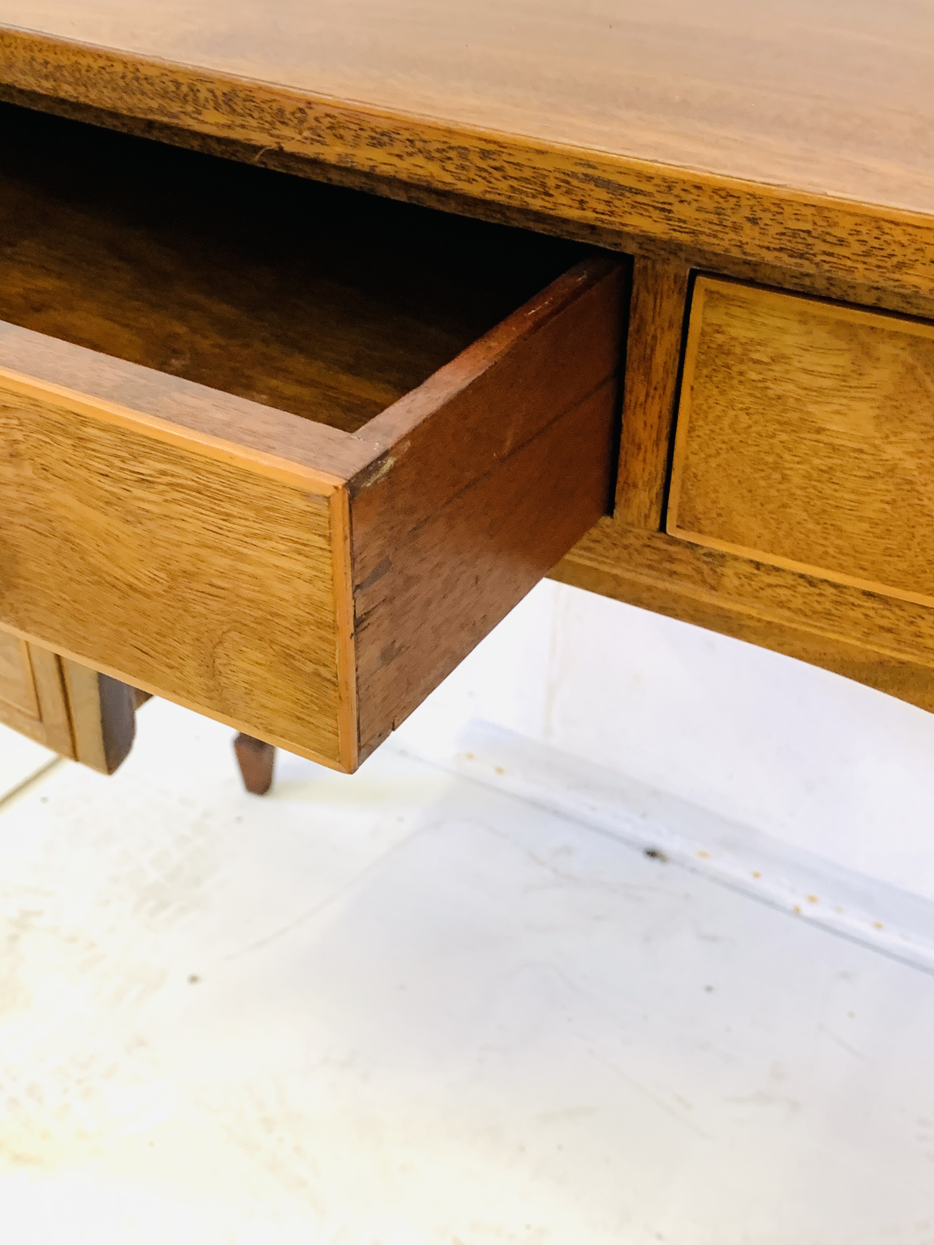 Mahogany bow fronted desk - Image 5 of 6