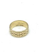 9ct gold band with engraved pattern