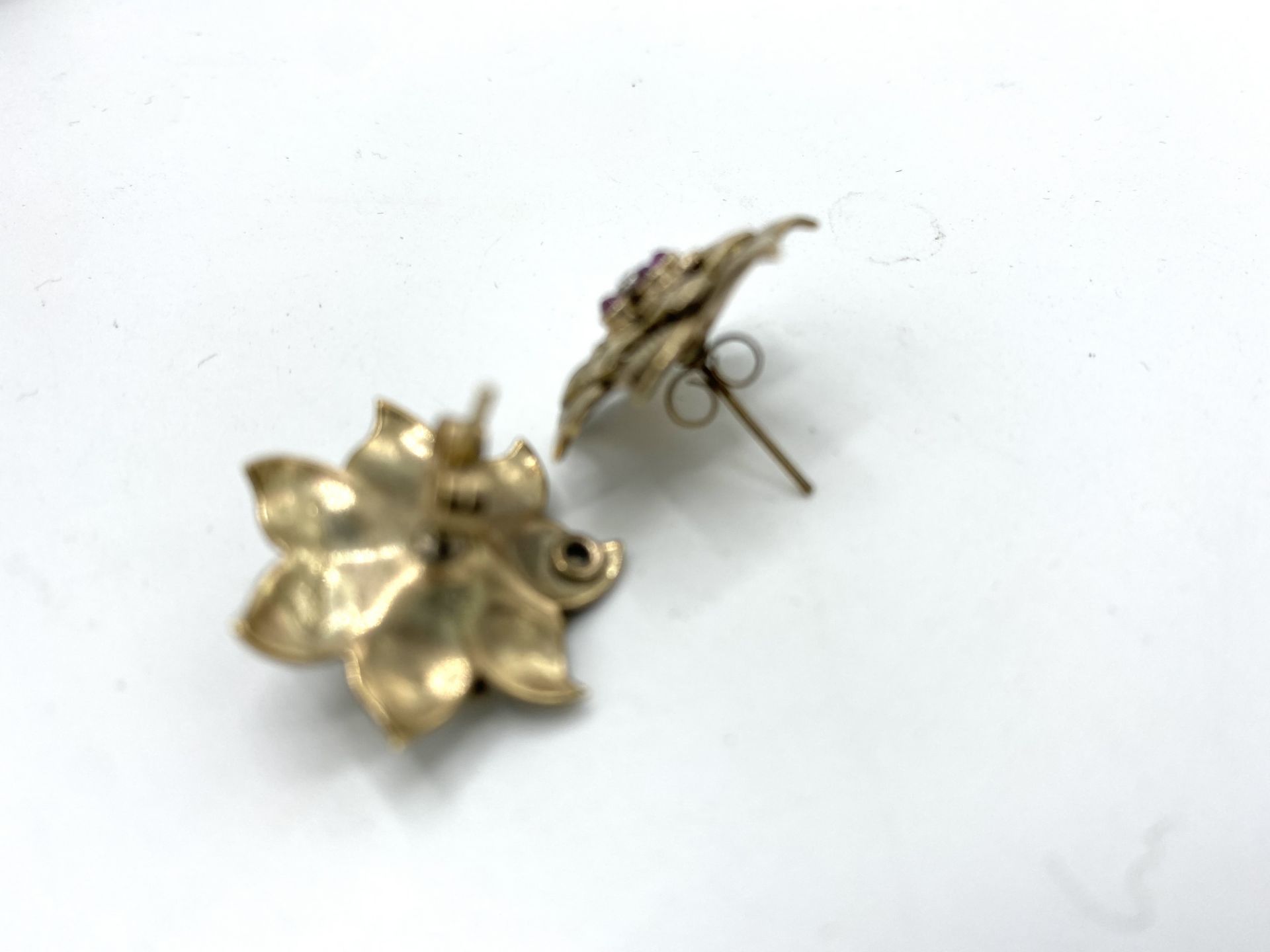 Pair of 9ct gold earrings - Image 2 of 2