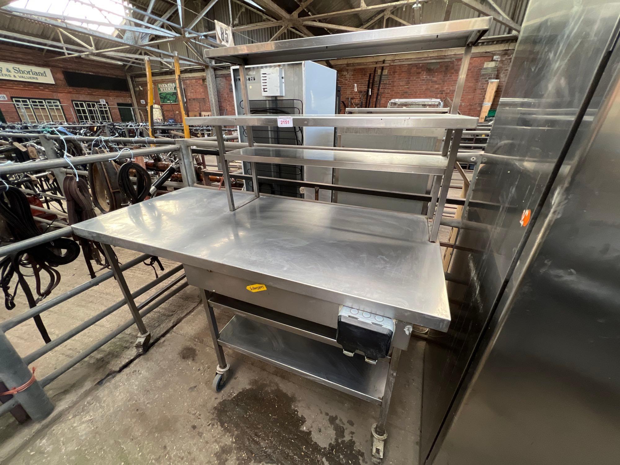 Mobile preparation table with over shelves