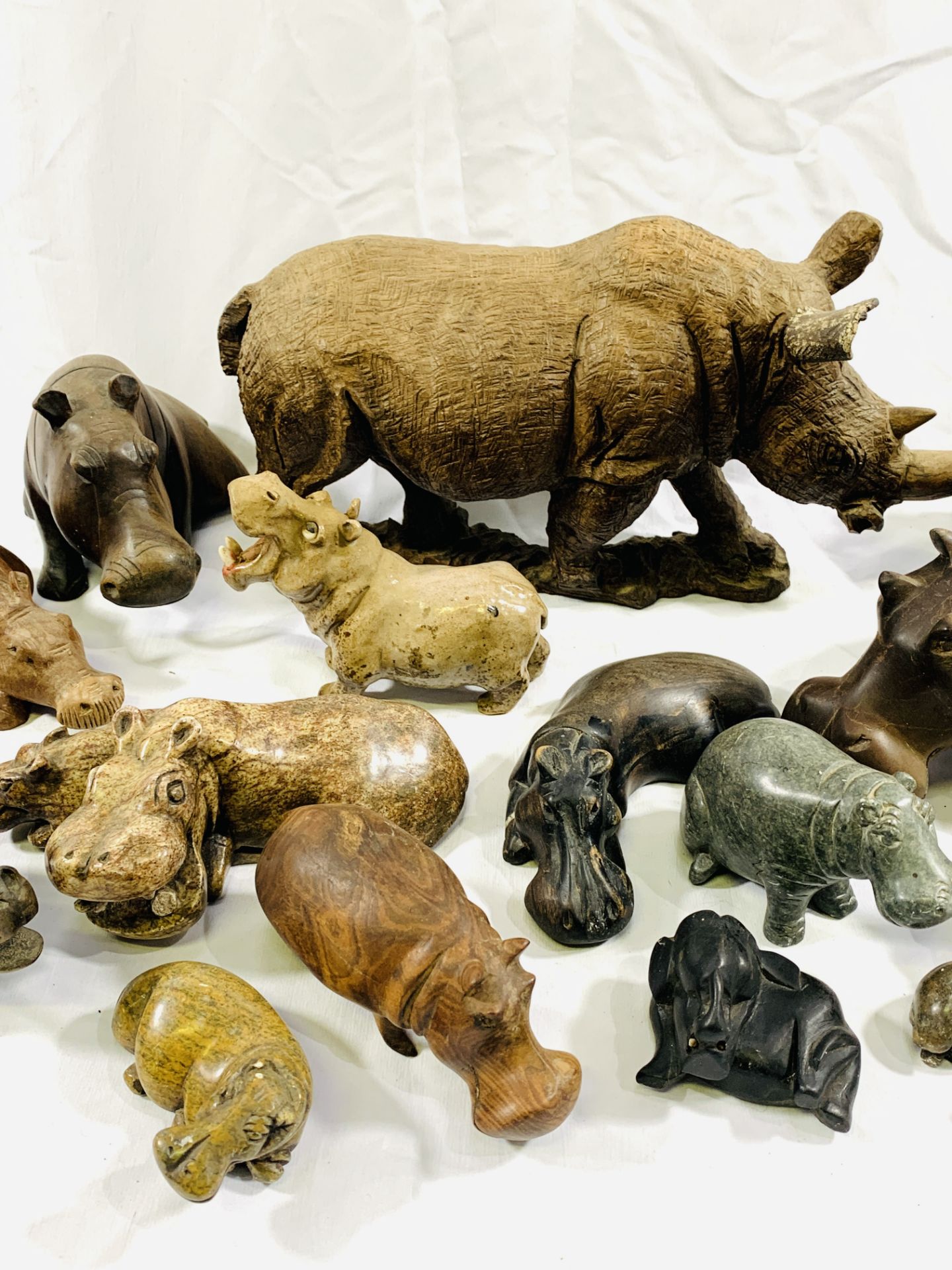 A quantity of carved wood and stone hippos - Bild 3 aus 5