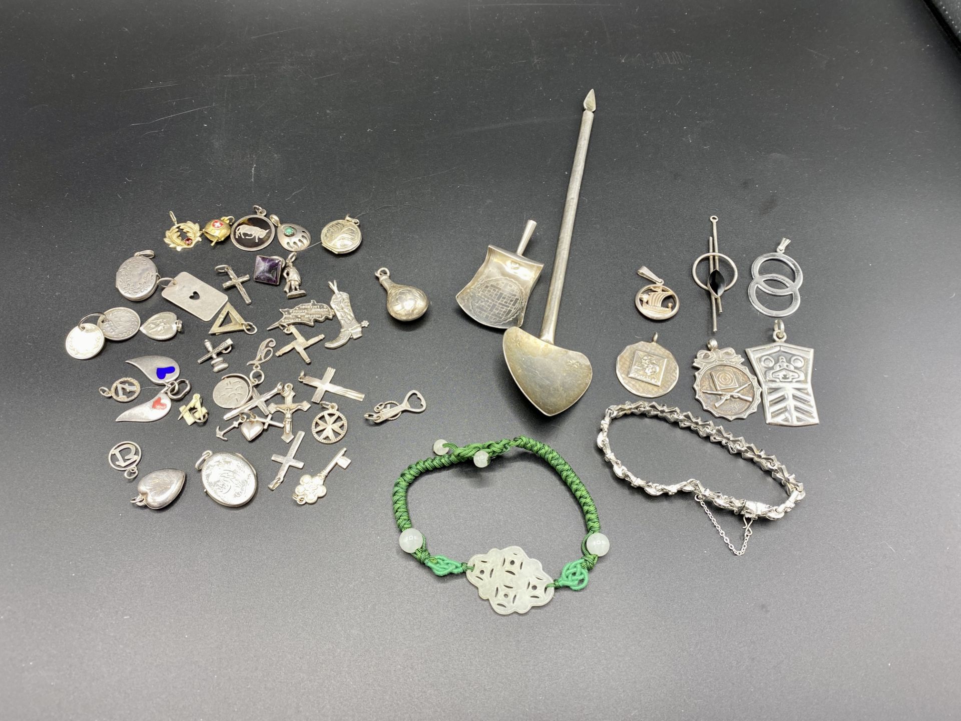 A quantity of silver jewellery