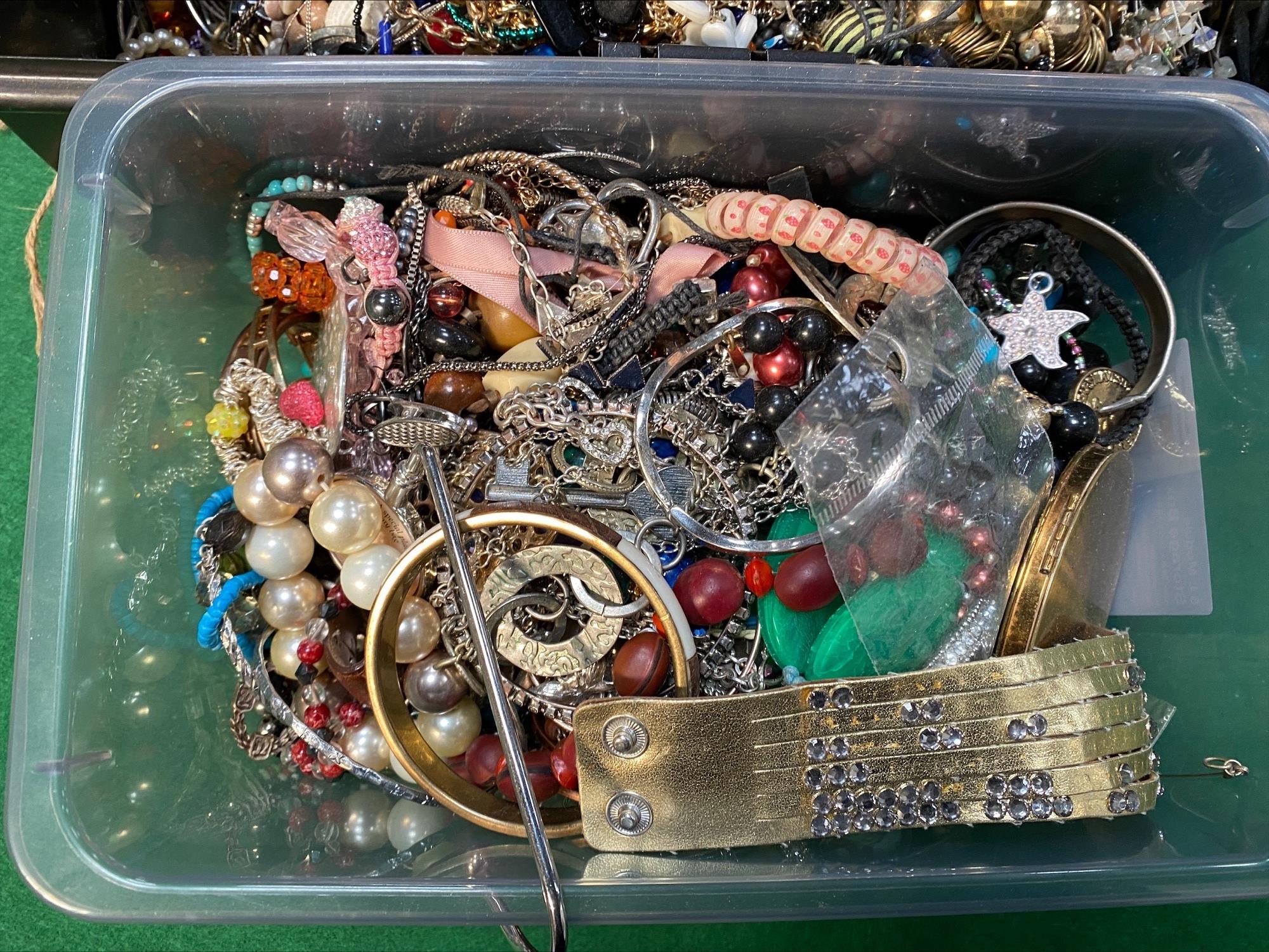 Quantity of costume jewellery. Estimate £20-40. - Image 3 of 4