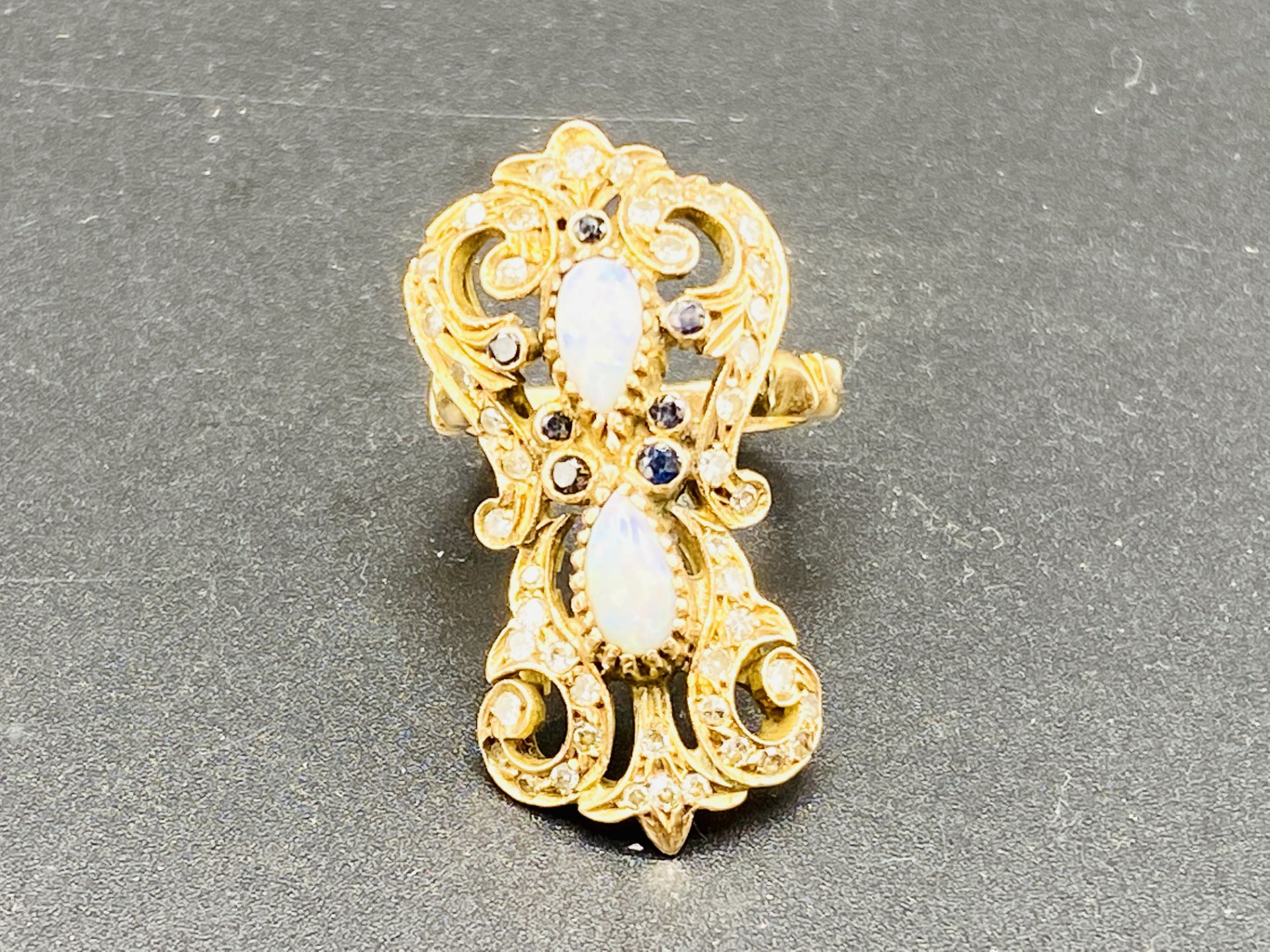 Yellow metal long ring with opals, sapphires and diamonds in filigree setting - Image 2 of 3