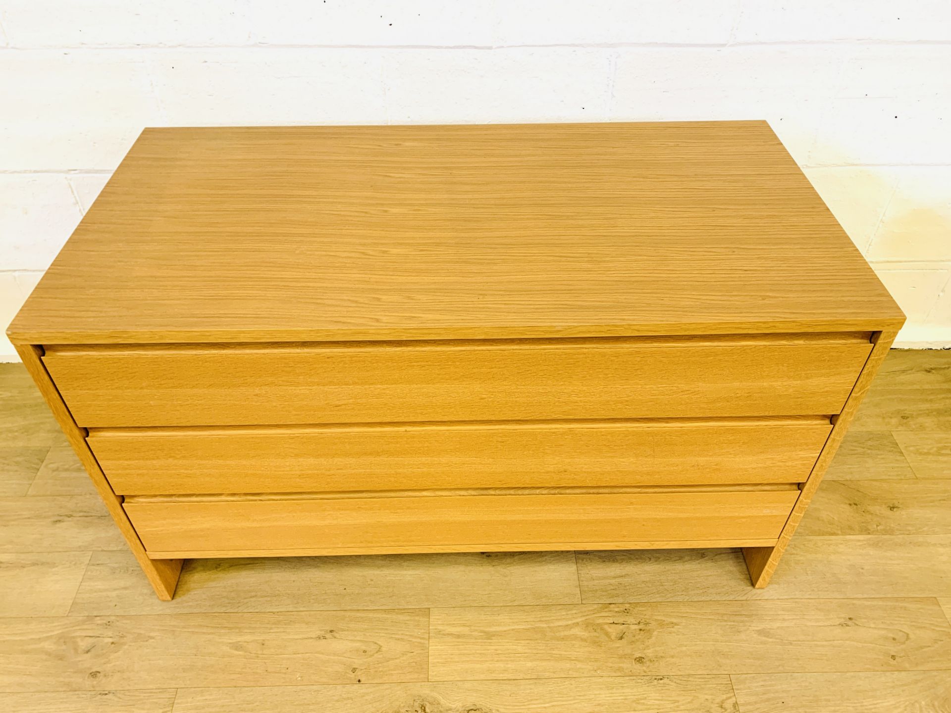 Oak veneer chest of three drawers - Image 5 of 5