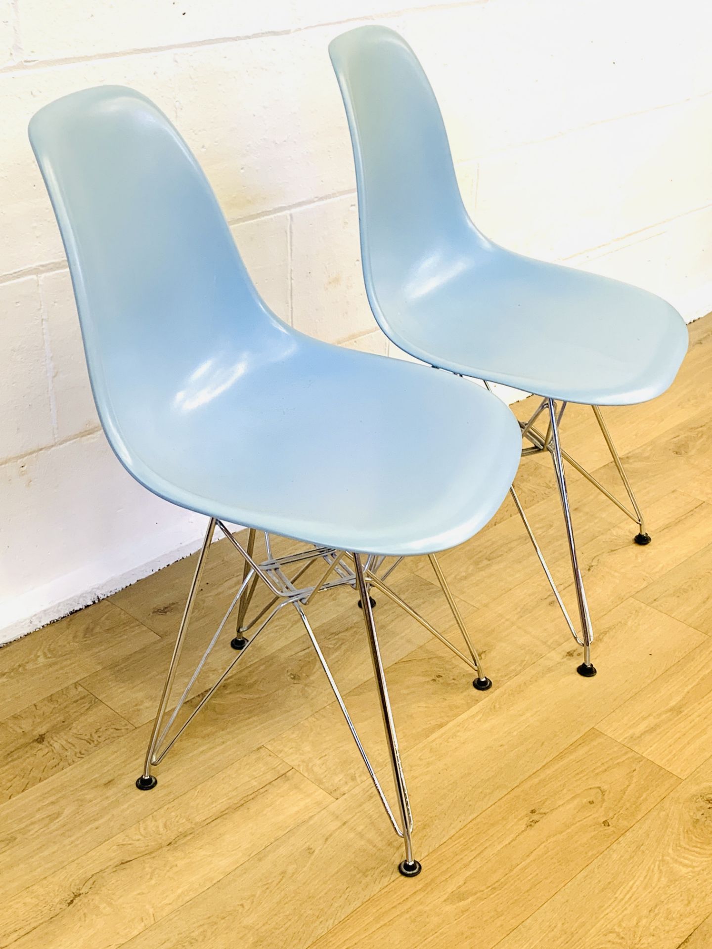 Two blue plastic chairs - Image 4 of 4