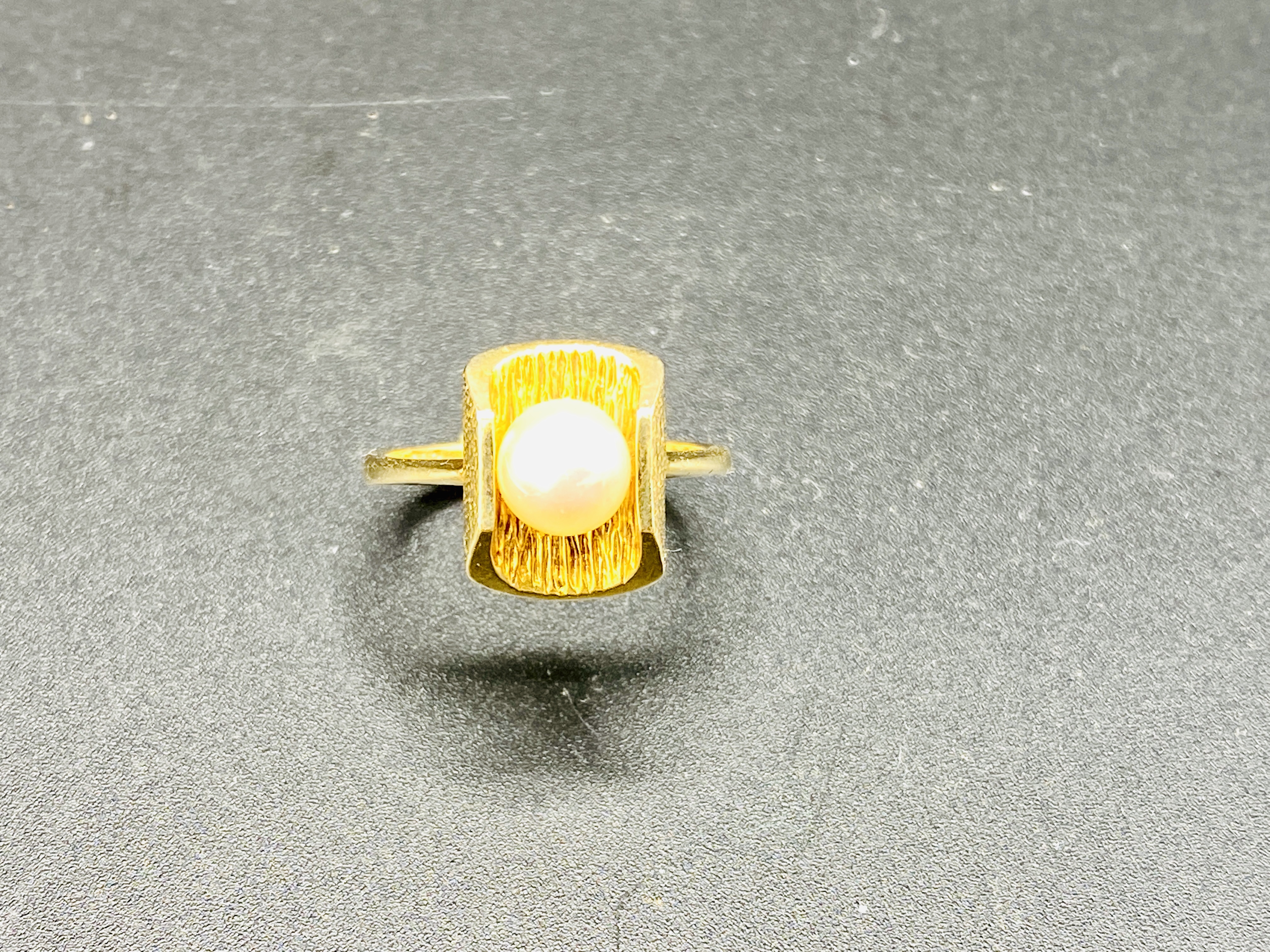 9ct gold ring set with a single pearl - Image 2 of 4