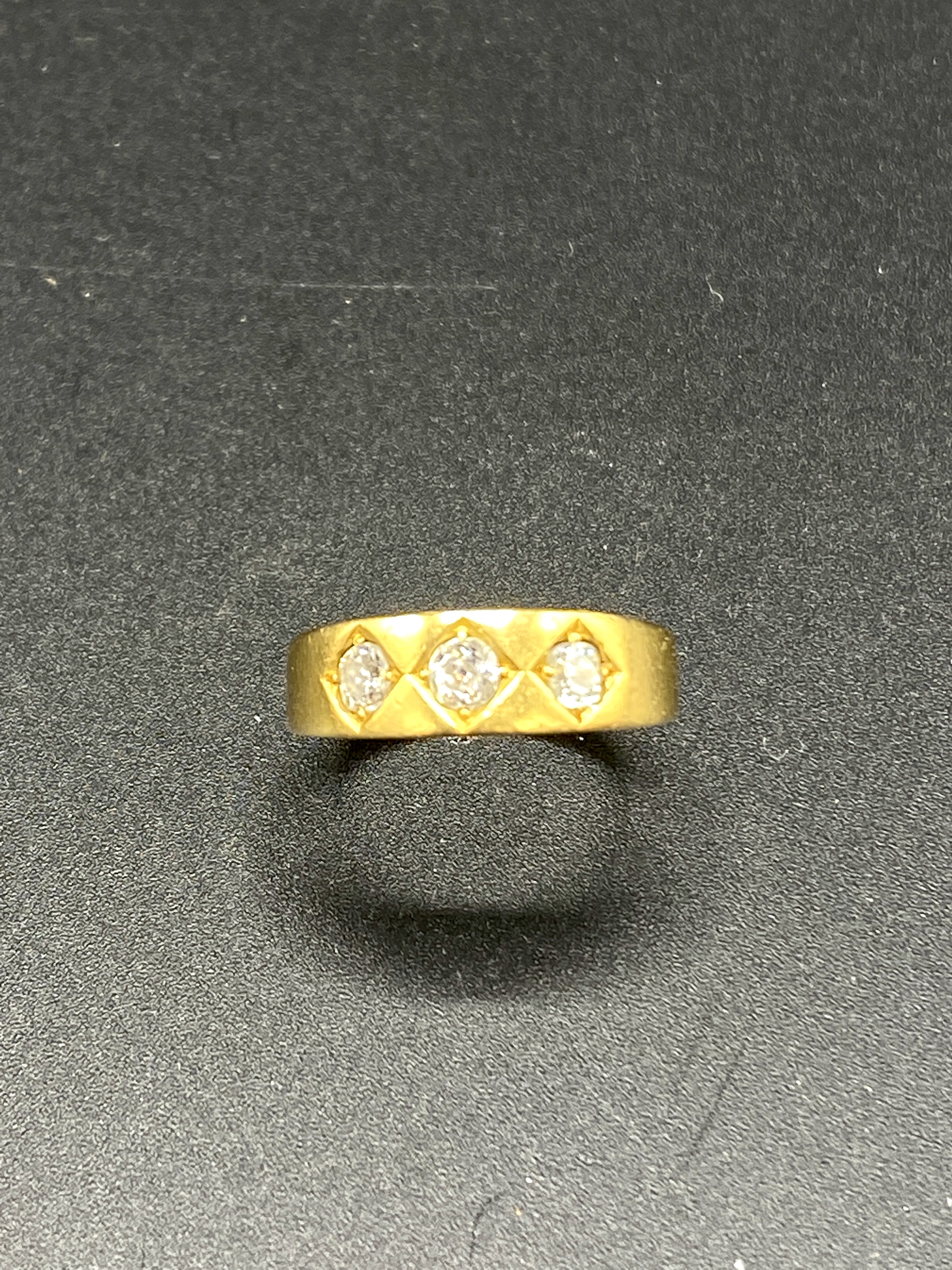 18ct gold three diamond ring - Image 2 of 4