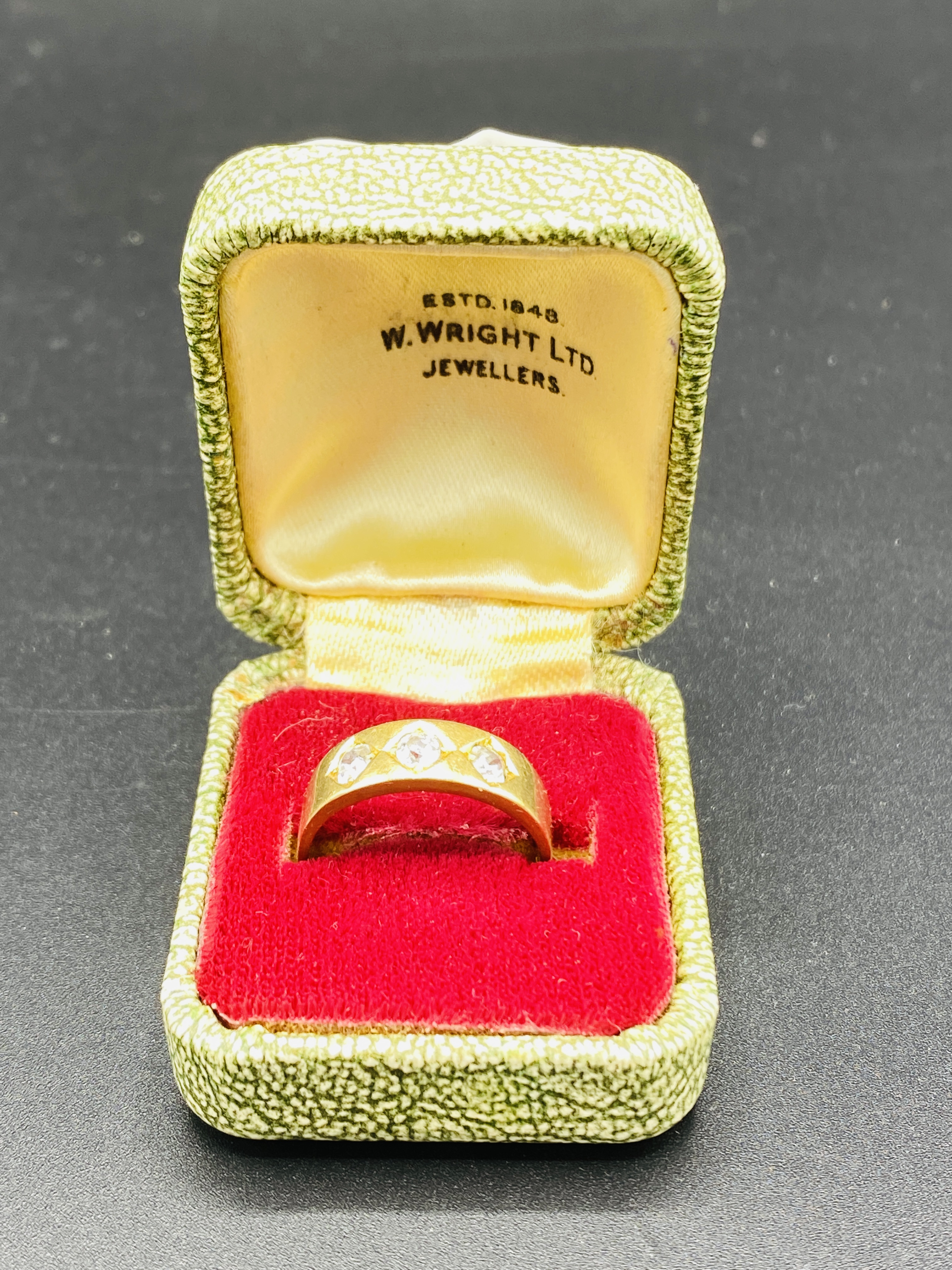 18ct gold three diamond ring - Image 4 of 4