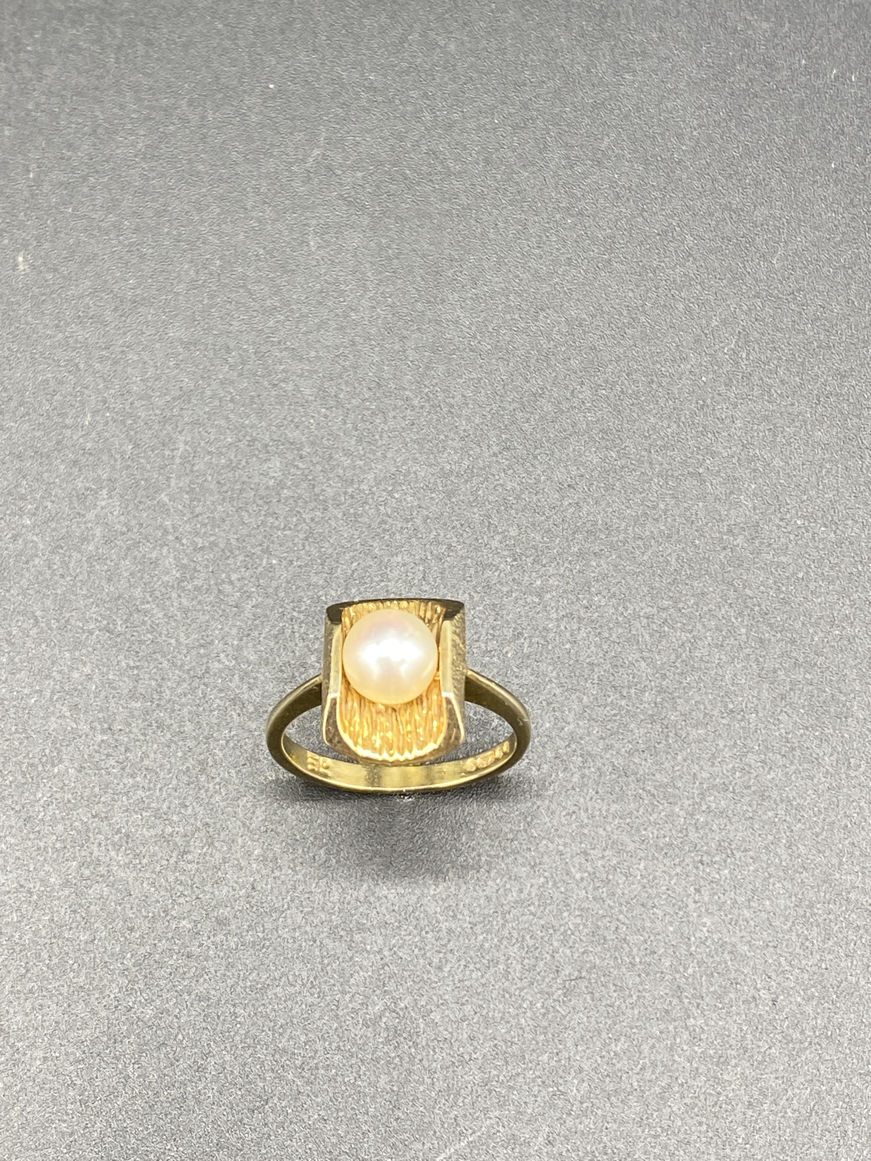 9ct gold ring set with a single pearl - Image 4 of 4