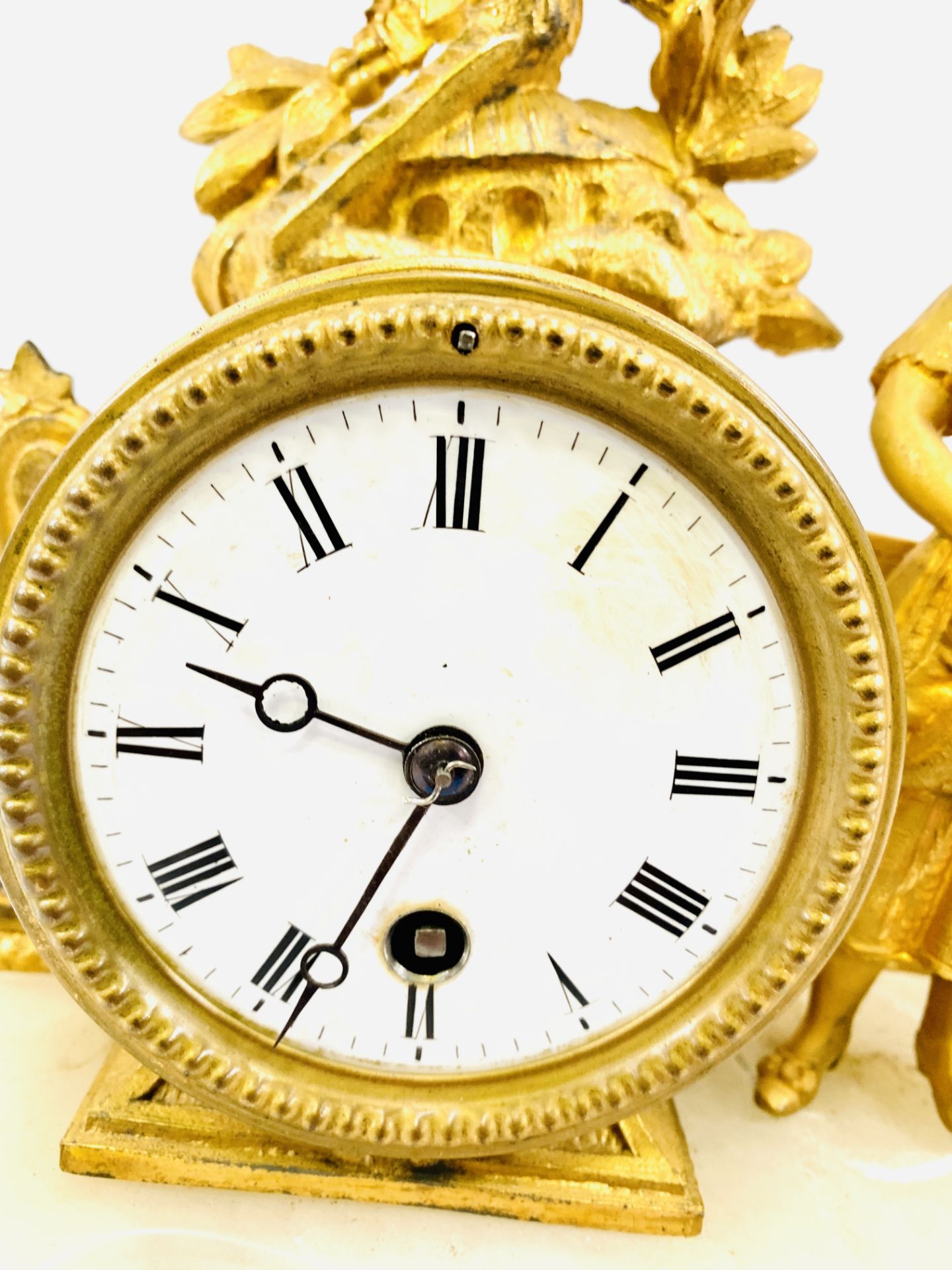 A gilt brass mantel clock on onyx base - Image 3 of 6