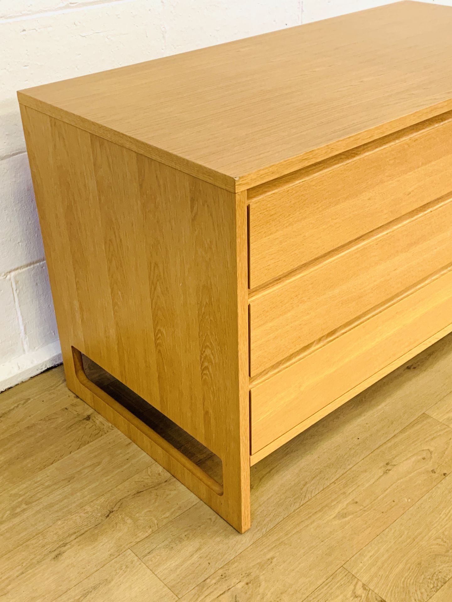 Oak veneer chest of three drawers - Image 3 of 5