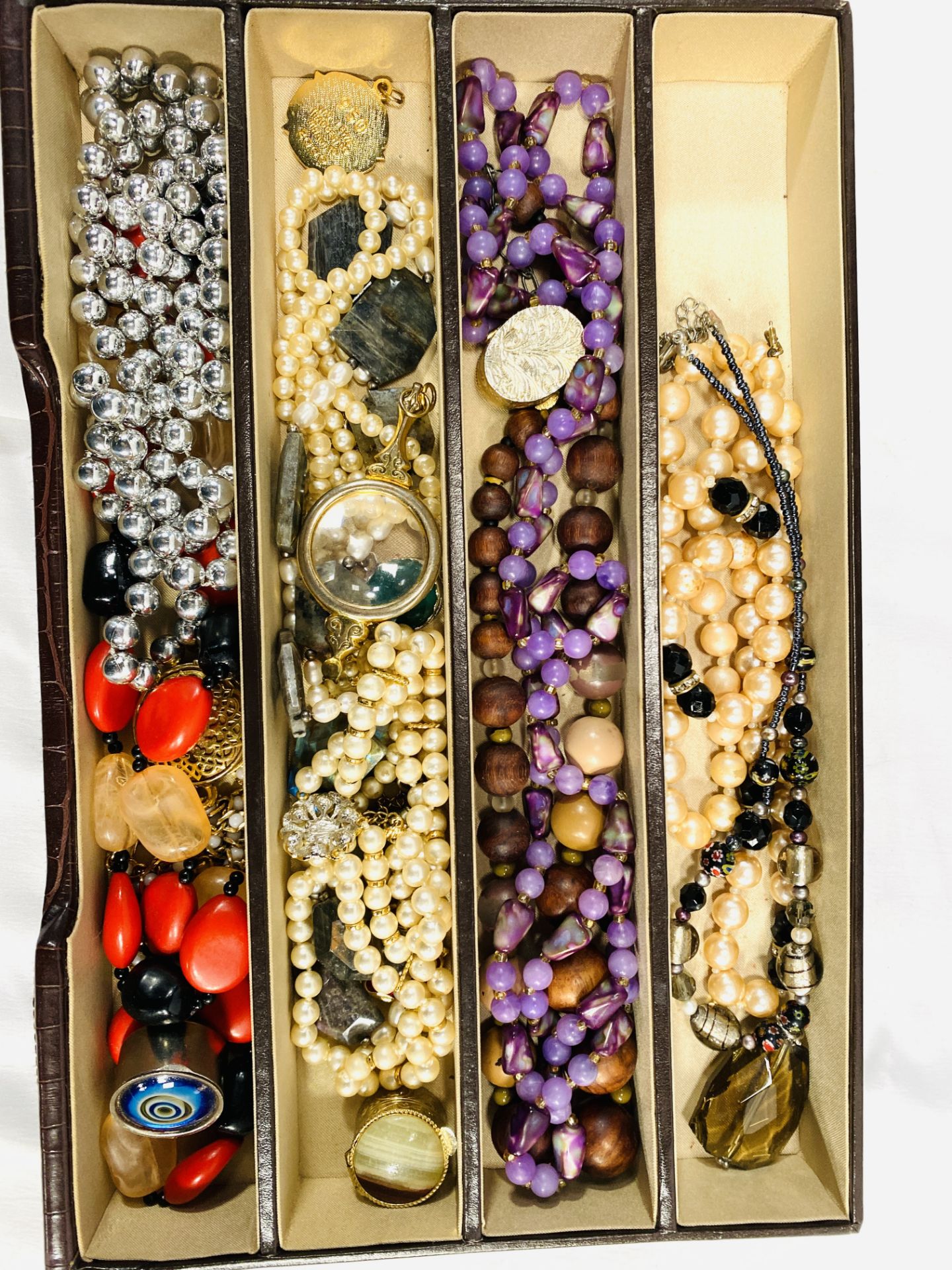 A quantity of costume jewellery - Image 3 of 6