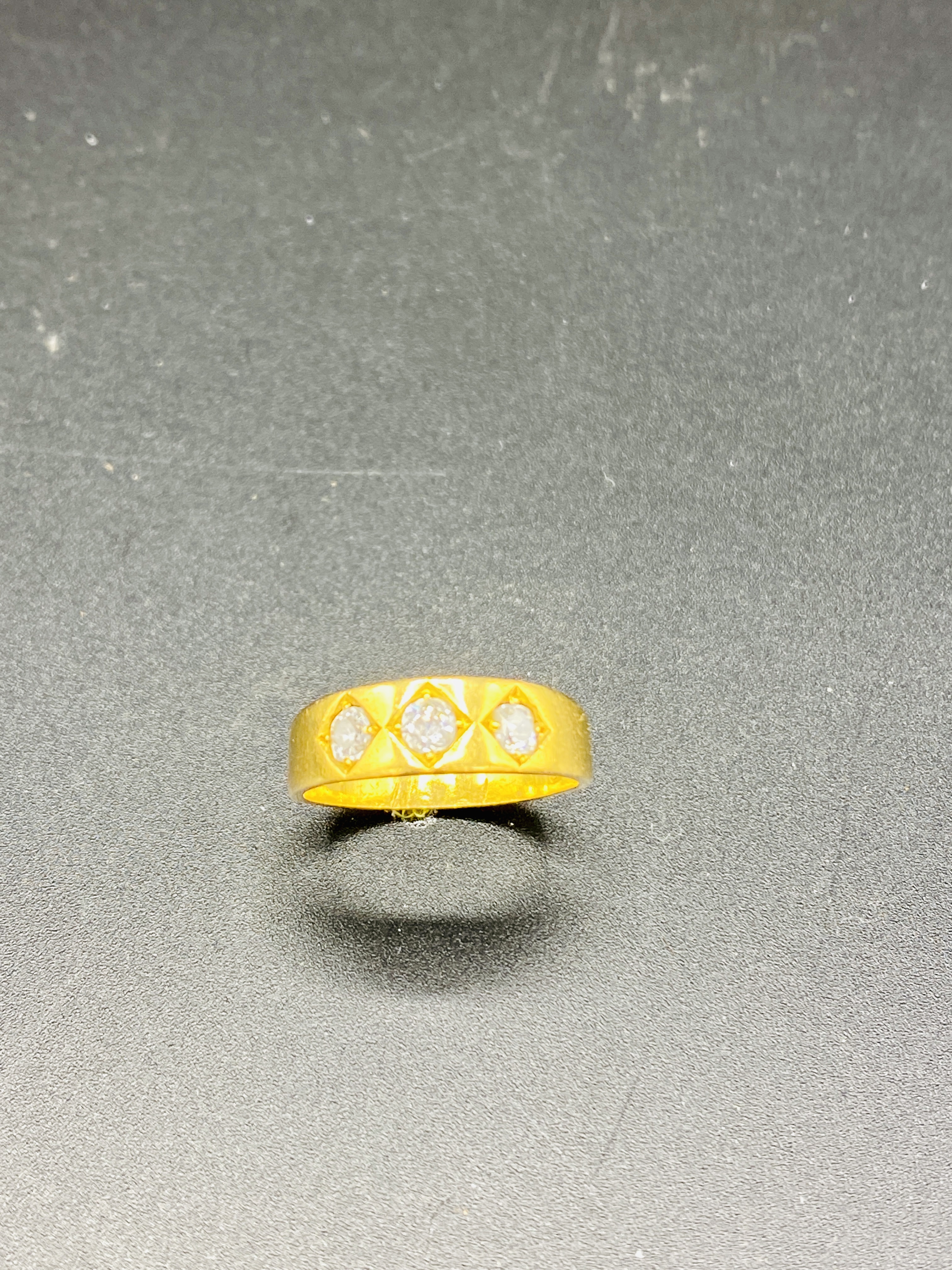 18ct gold three diamond ring - Image 3 of 4