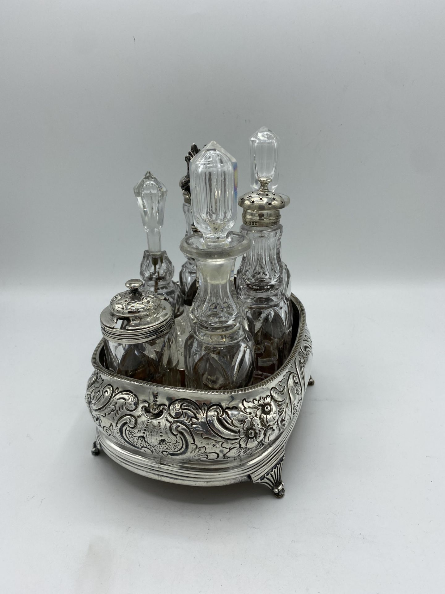 Silver mounted cruet frame, together with six cut glass cruet bottles - Bild 4 aus 5