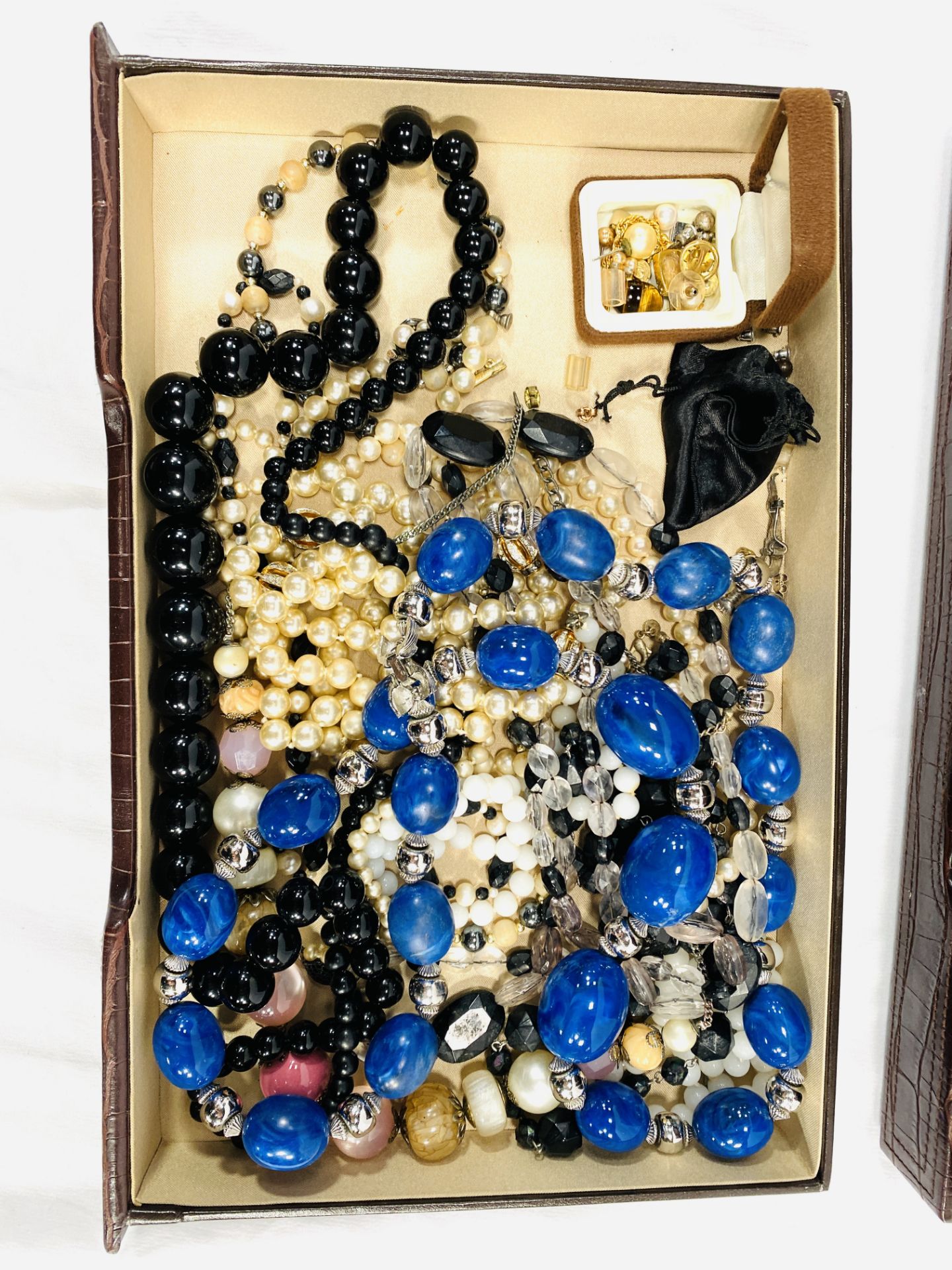 A quantity of costume jewellery - Image 4 of 6
