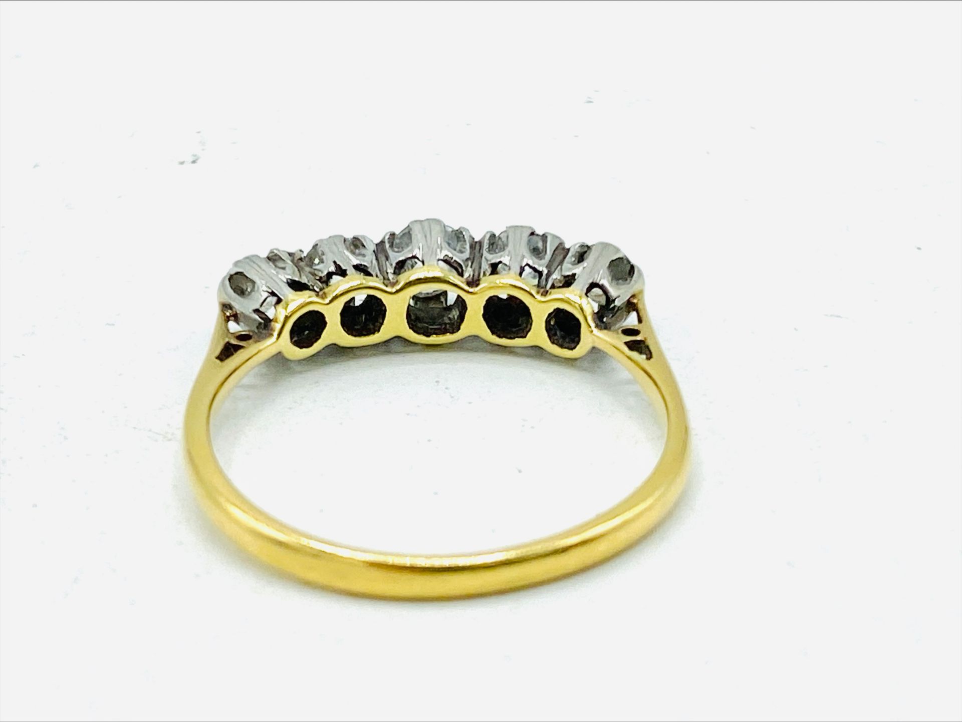 18ct gold and platinum five diamond ring - Image 8 of 9