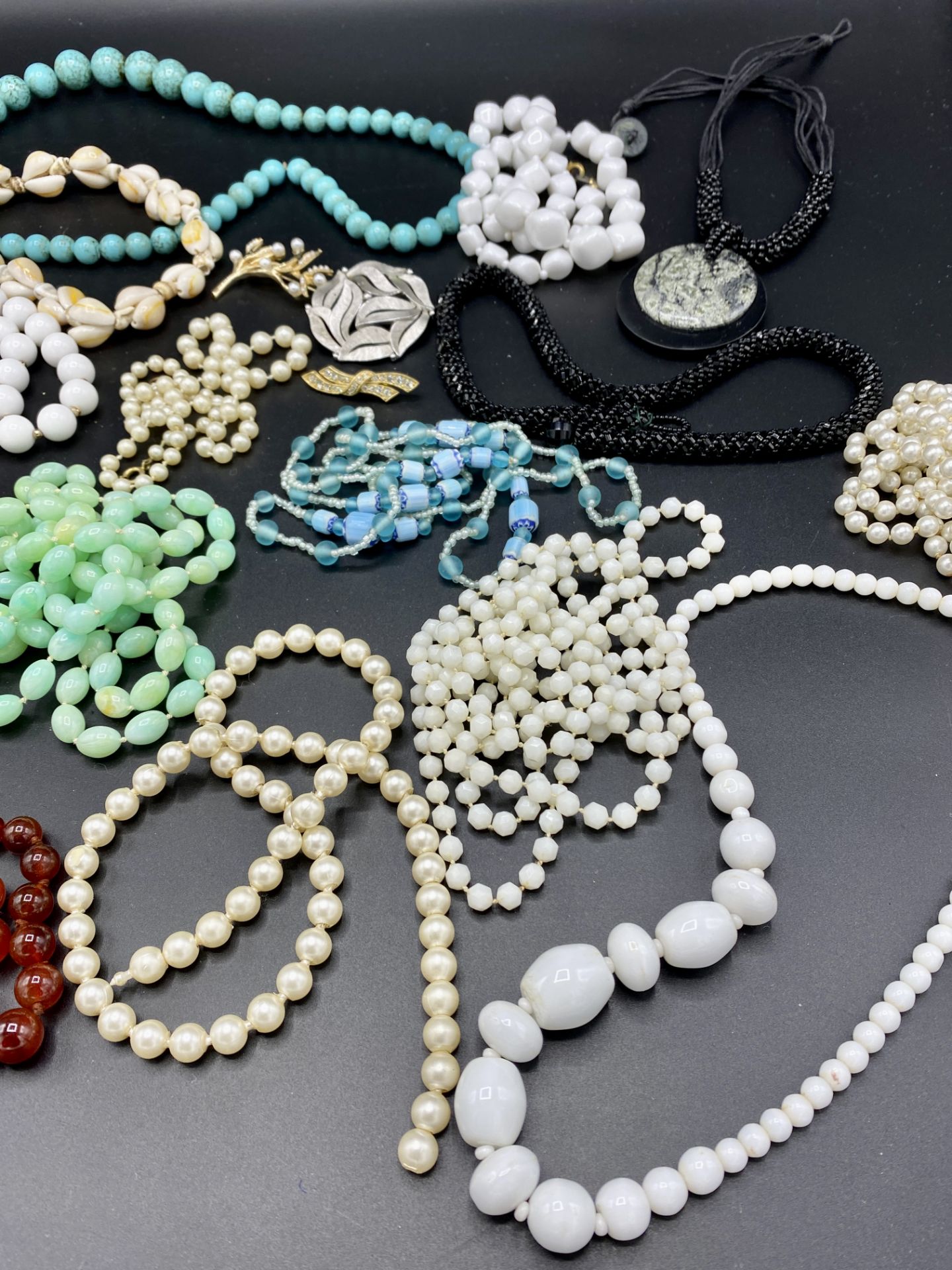 A quantity of bead and shell necklaces. - Image 4 of 6