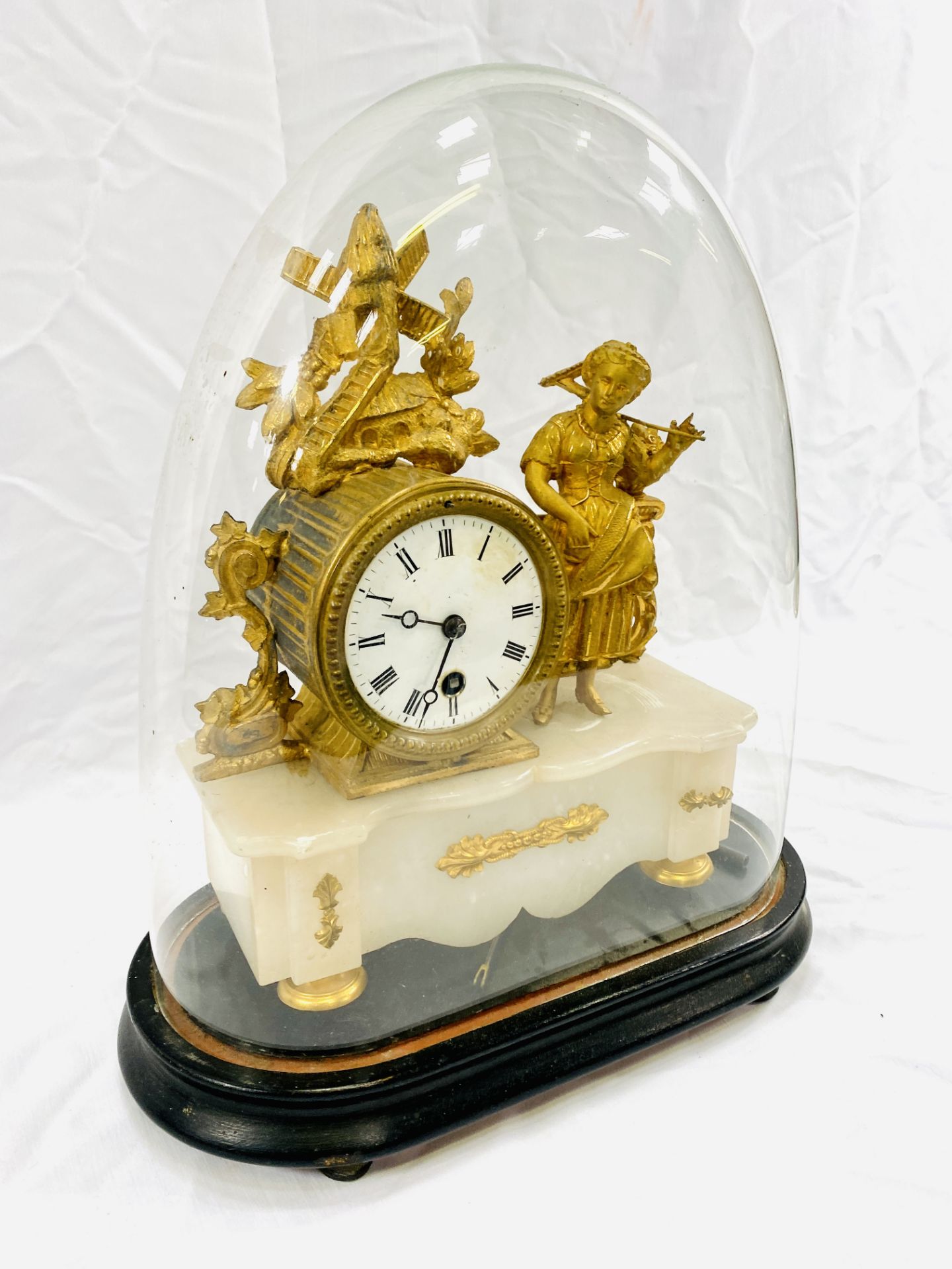 A gilt brass mantel clock on onyx base - Image 6 of 6