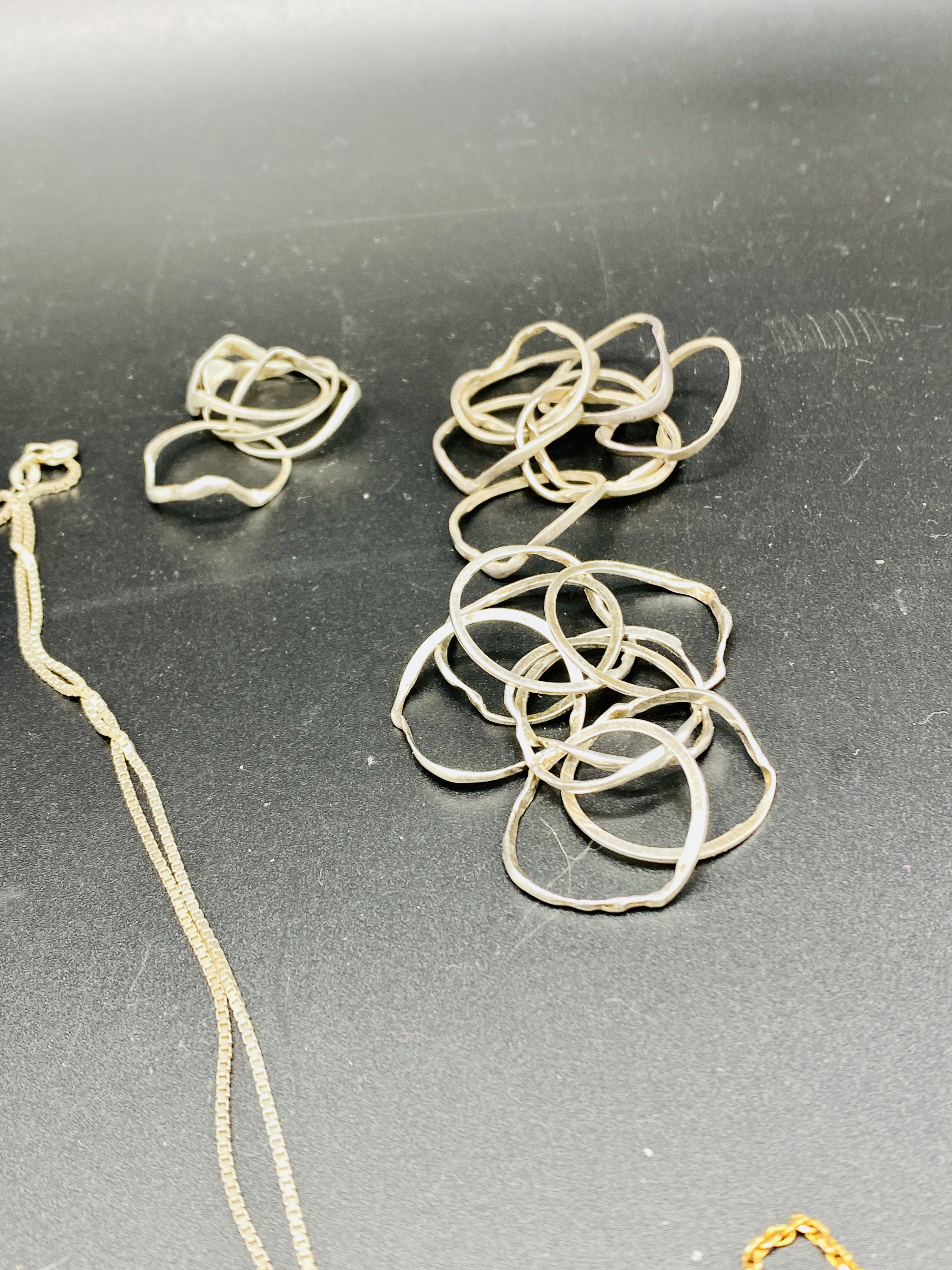 A quantity of silver jewellery - Image 13 of 37