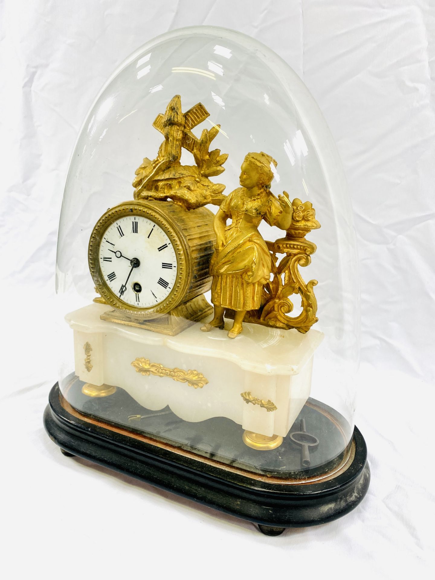 A gilt brass mantel clock on onyx base - Image 5 of 6