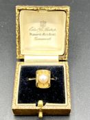 9ct gold ring set with a single pearl