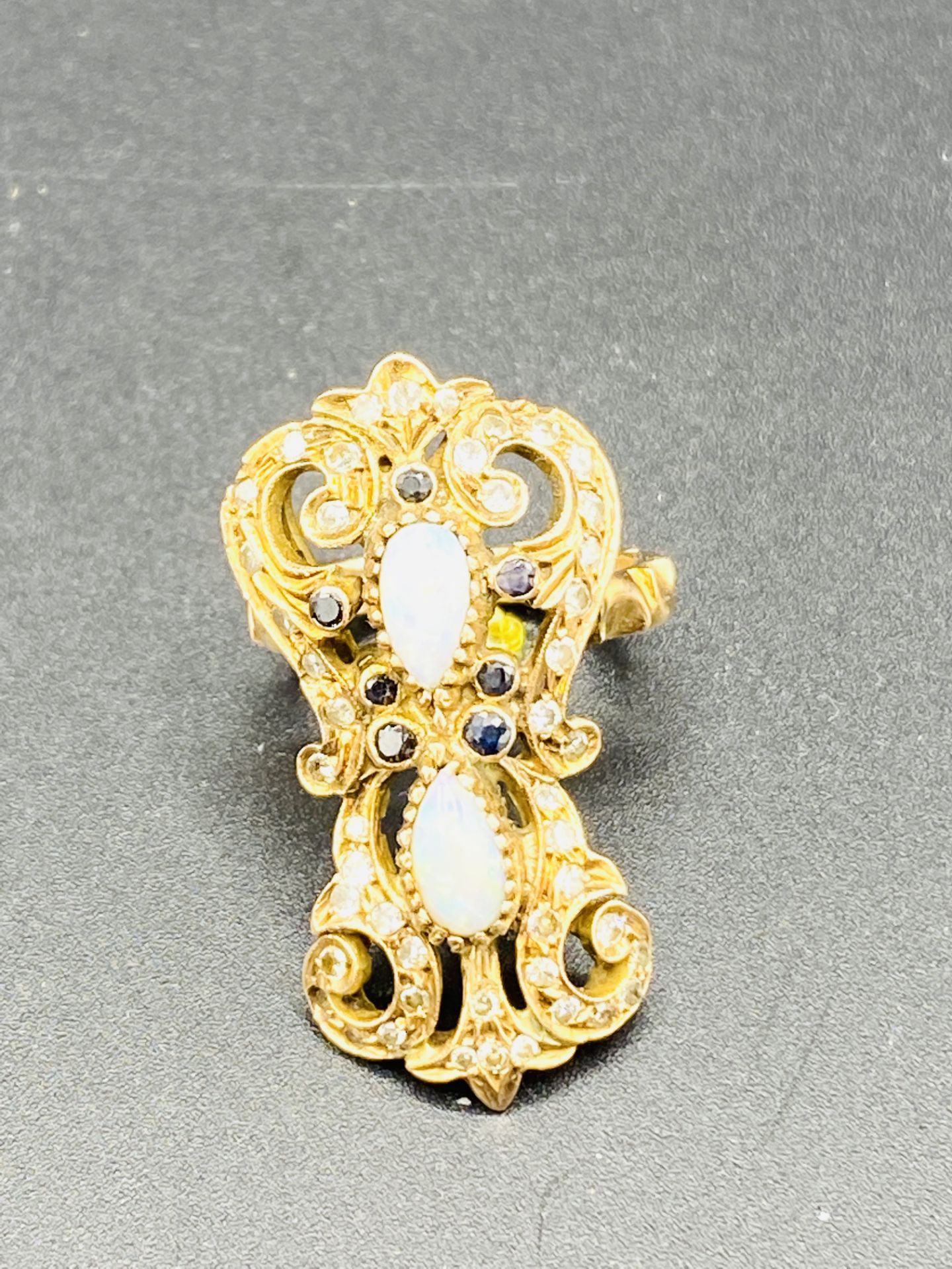 Yellow metal long ring with opals, sapphires and diamonds in filigree setting - Image 3 of 3