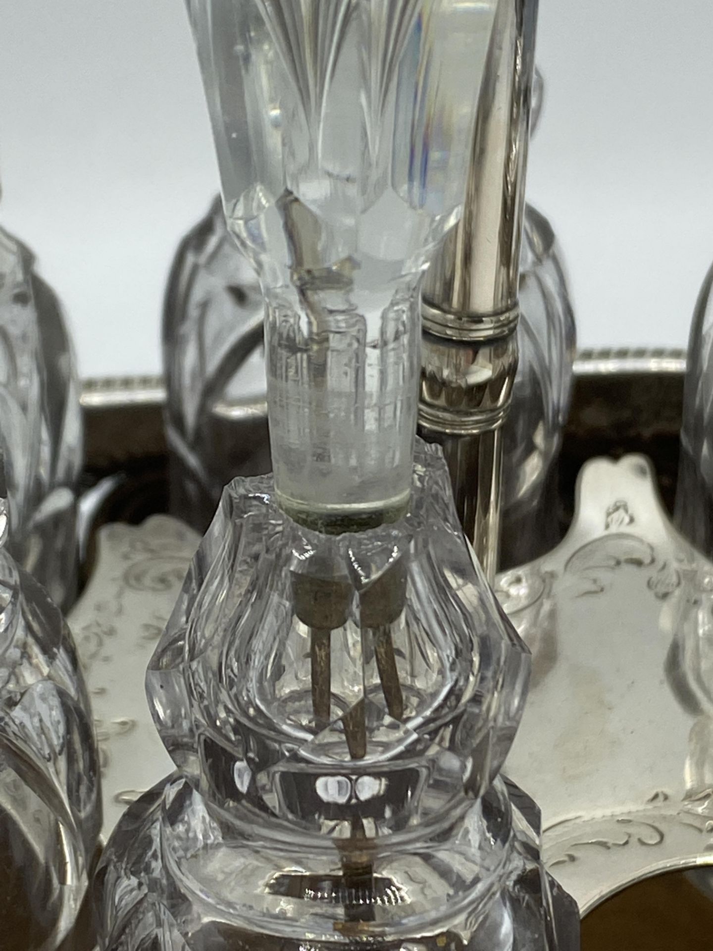Silver mounted cruet frame, together with six cut glass cruet bottles - Bild 2 aus 5