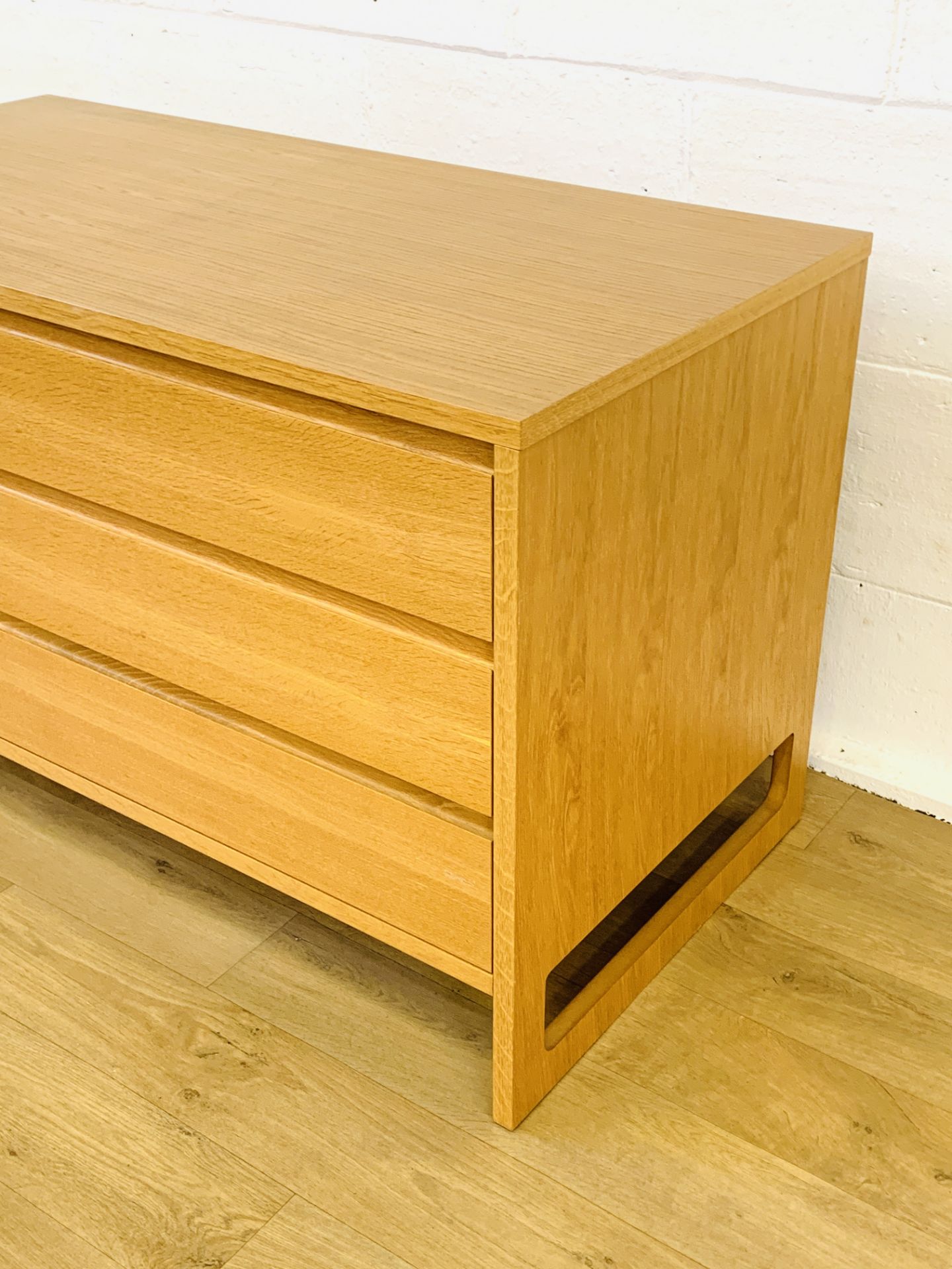 Oak veneer chest of three drawers - Image 2 of 5