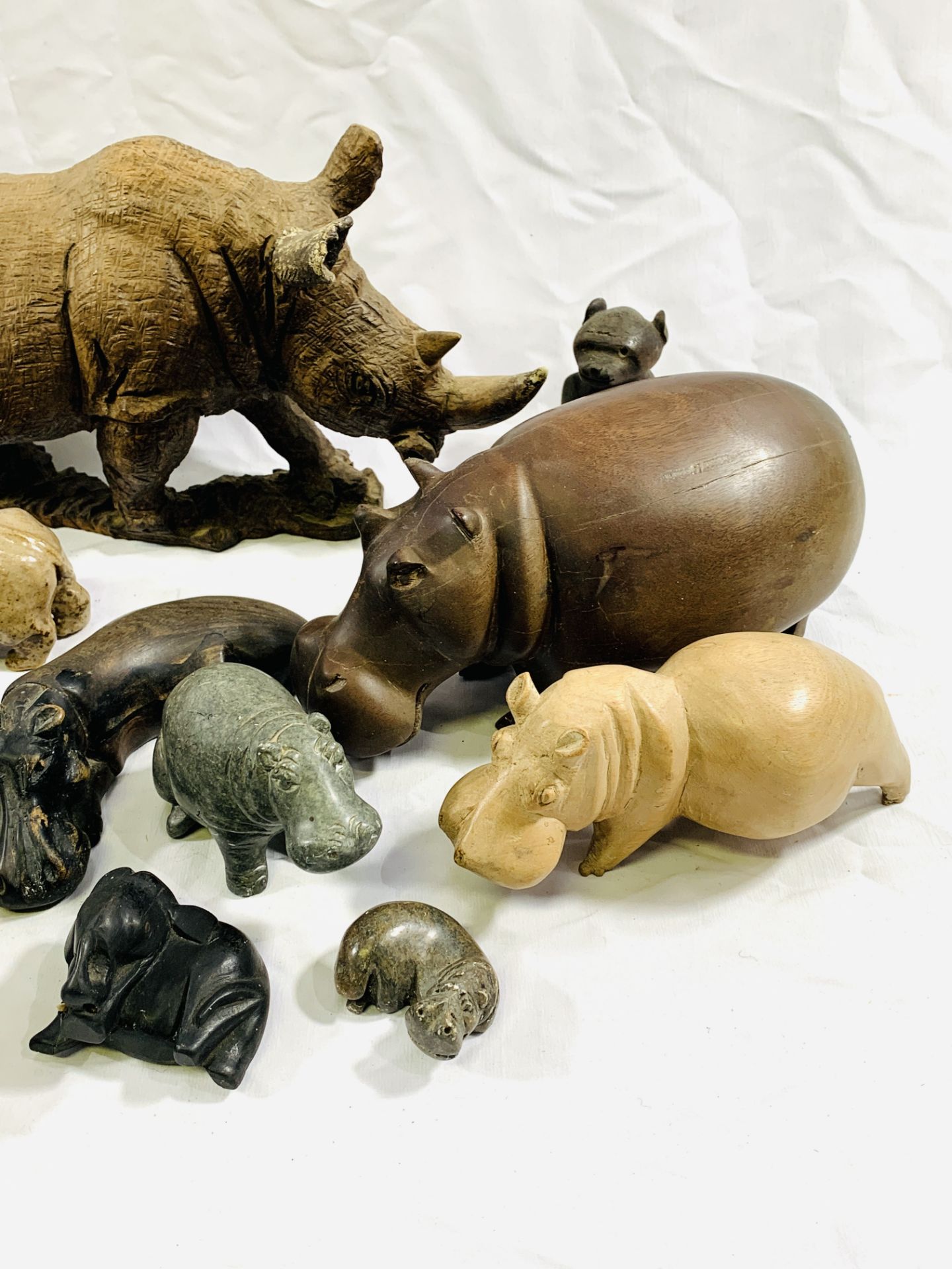 A quantity of carved wood and stone hippos - Bild 4 aus 5