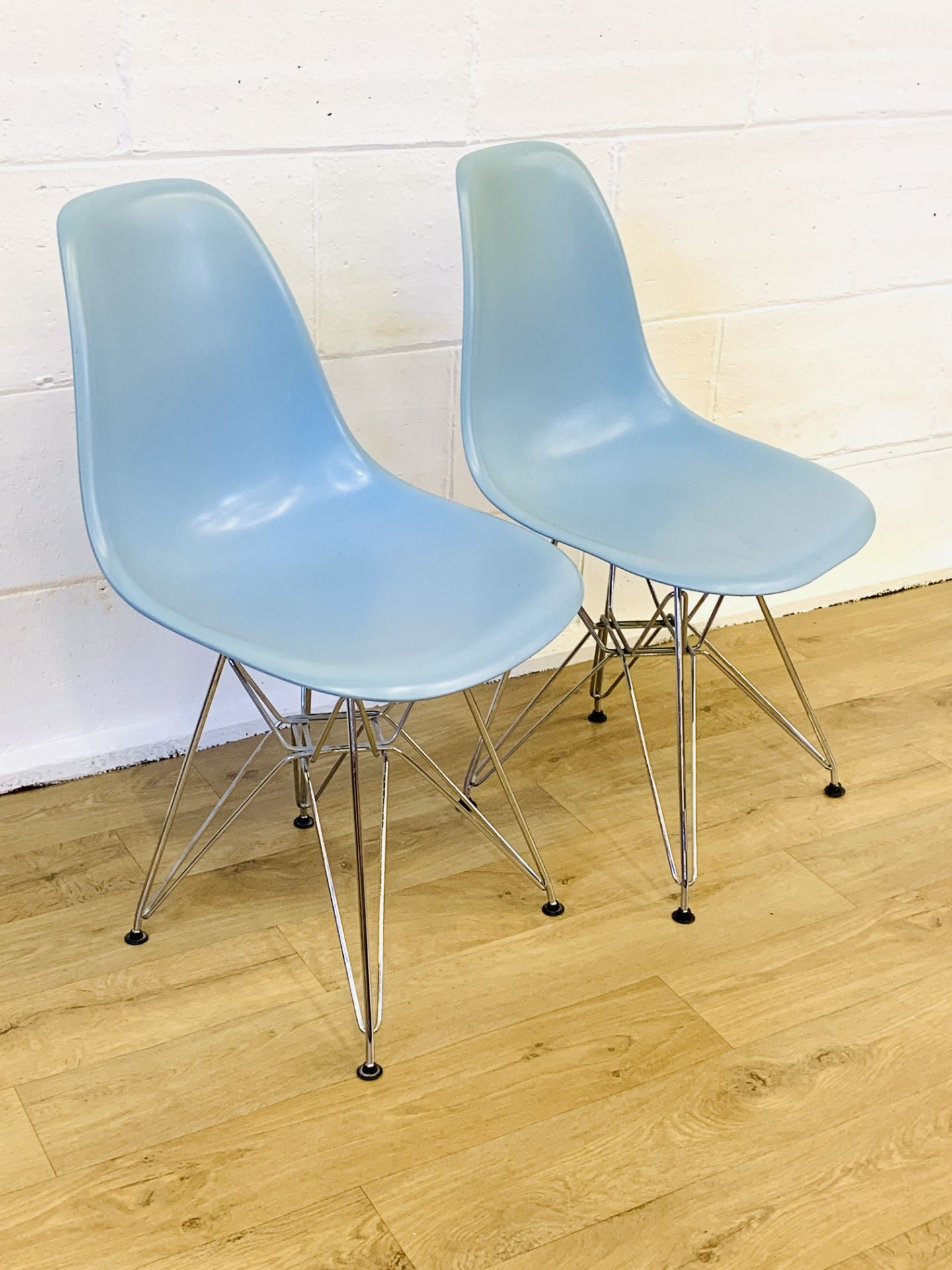 Two blue plastic chairs - Image 2 of 4