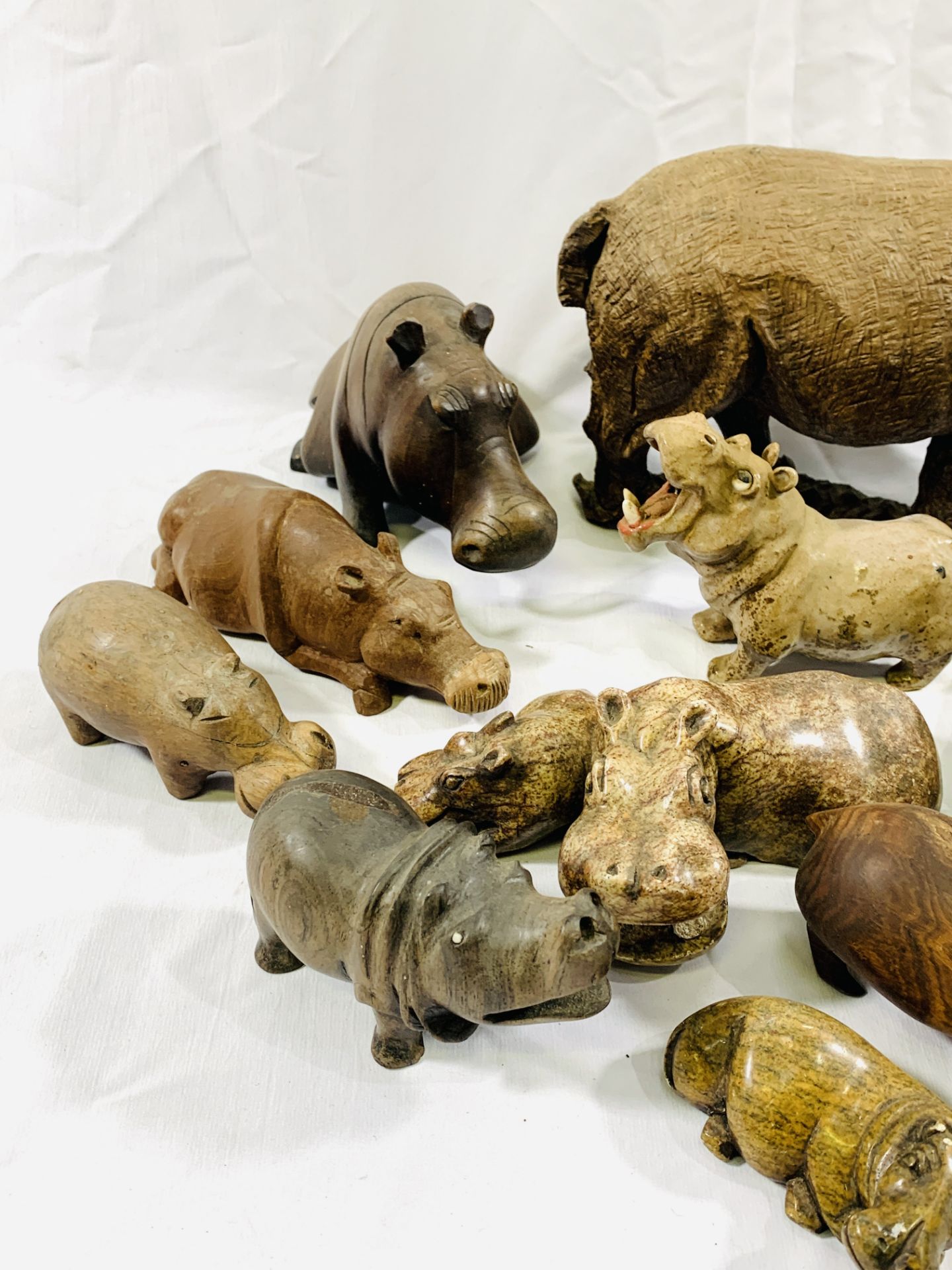 A quantity of carved wood and stone hippos - Bild 2 aus 5