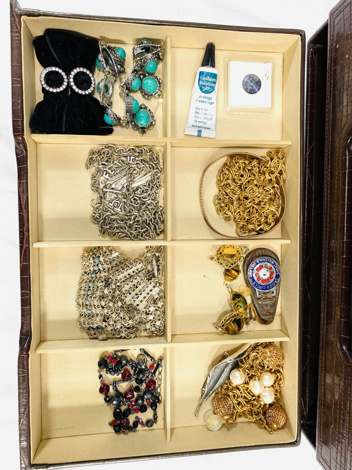 A quantity of costume jewellery - Image 5 of 6